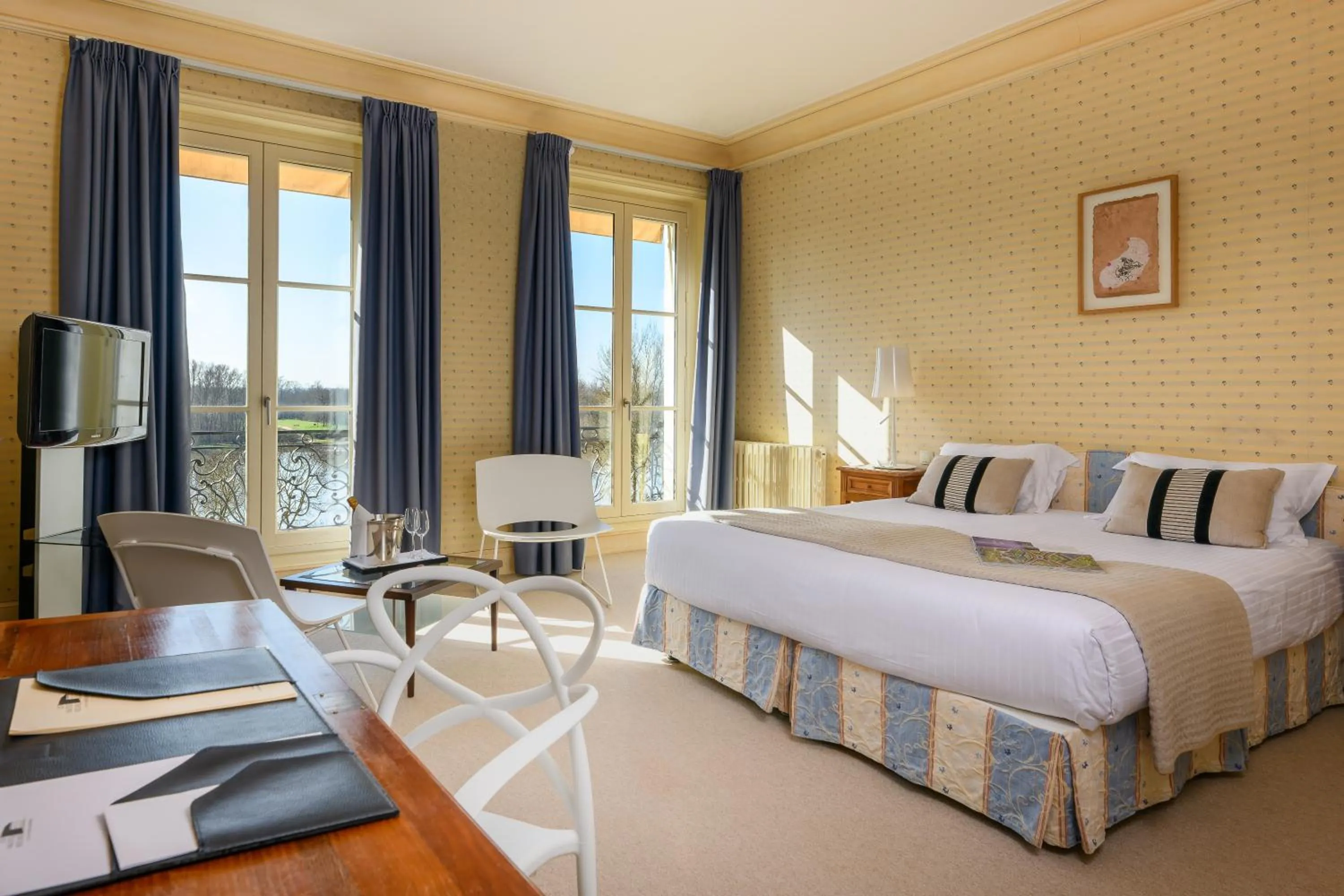 Bedroom, Bed in Hotel Les Hautes Roches