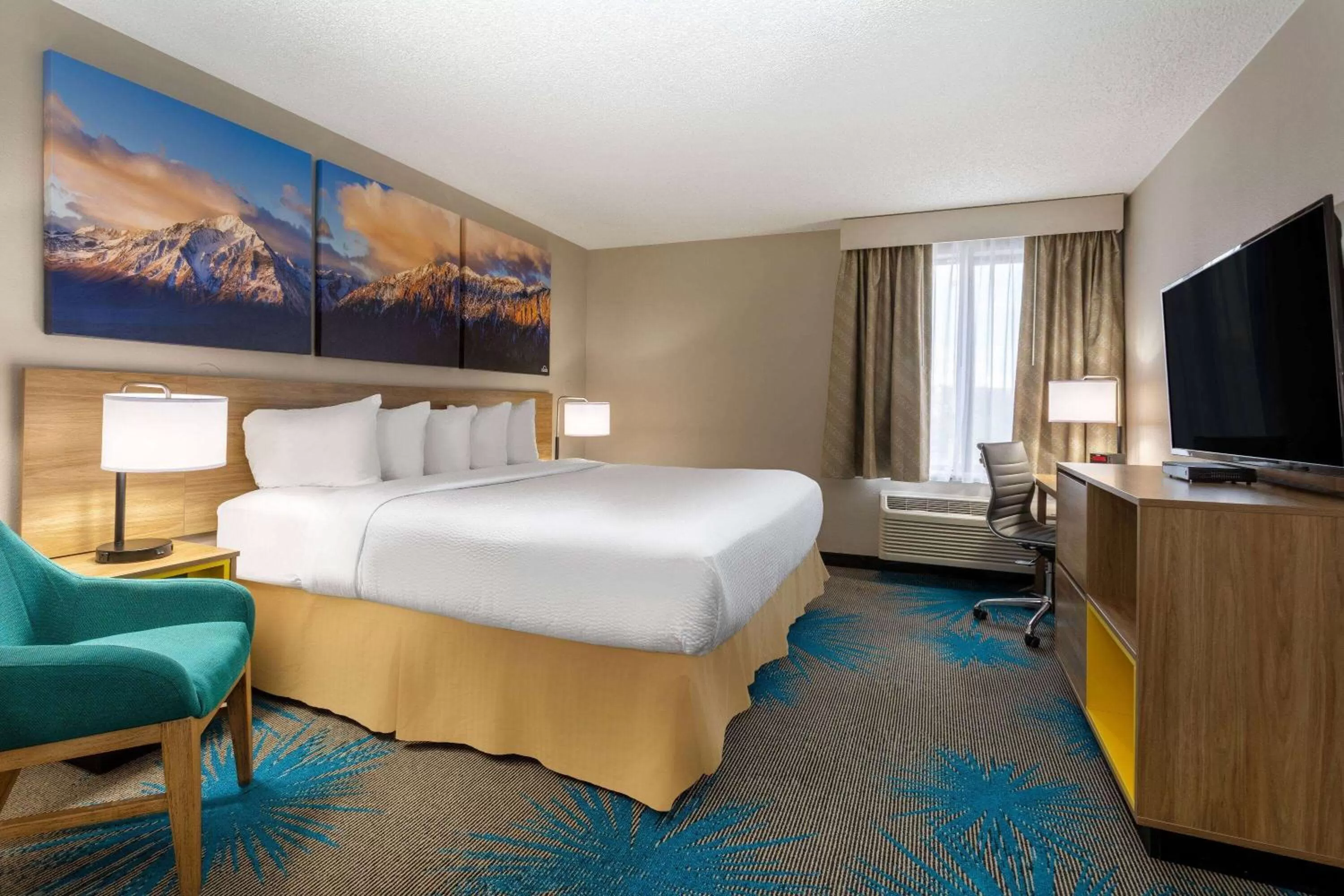 Photo of the whole room, Bed in Days Inn & Suites by Wyndham Denver International Airport