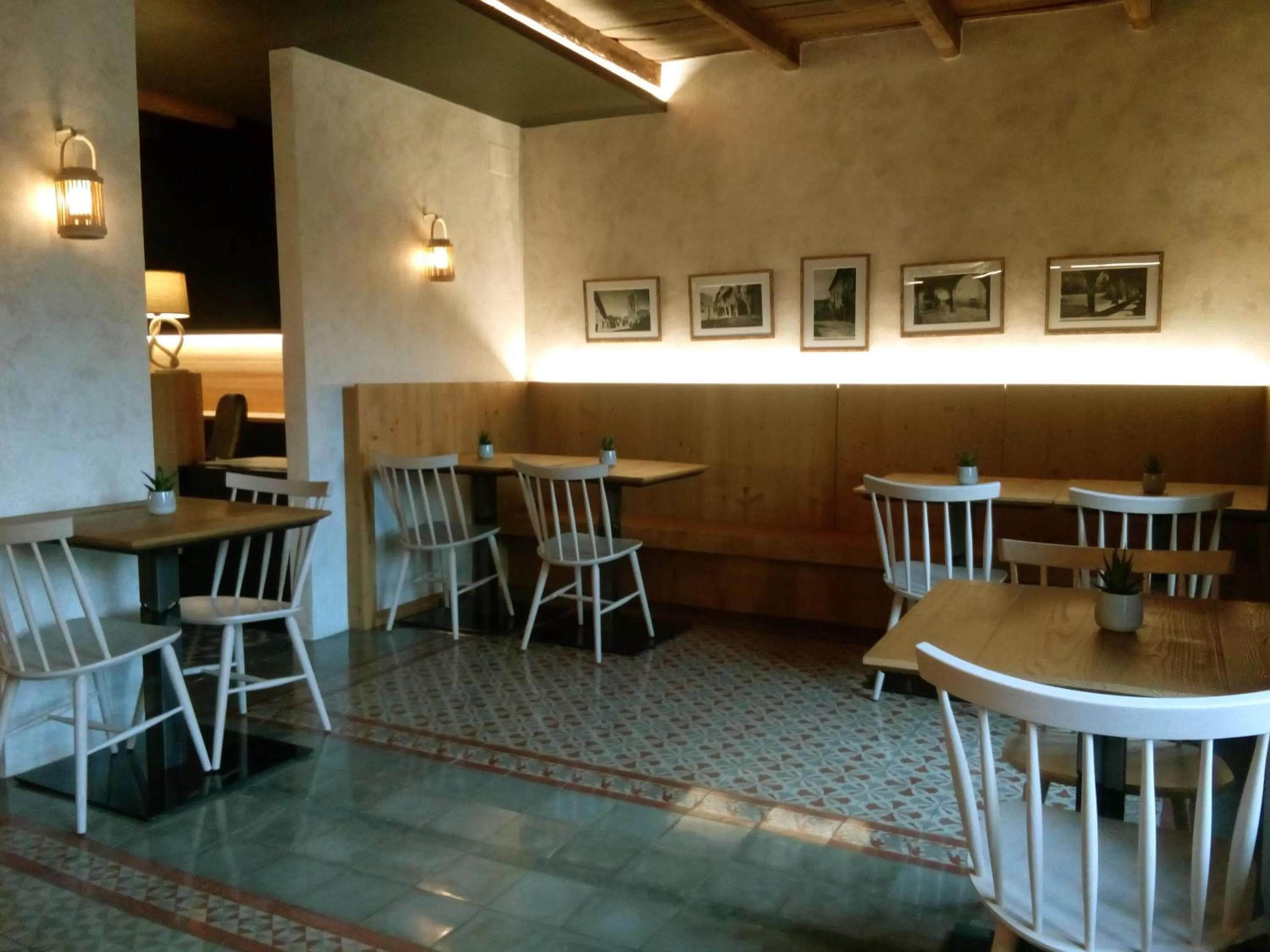 Restaurant/Places to Eat in CAN MENCIÓ - Plaça Major