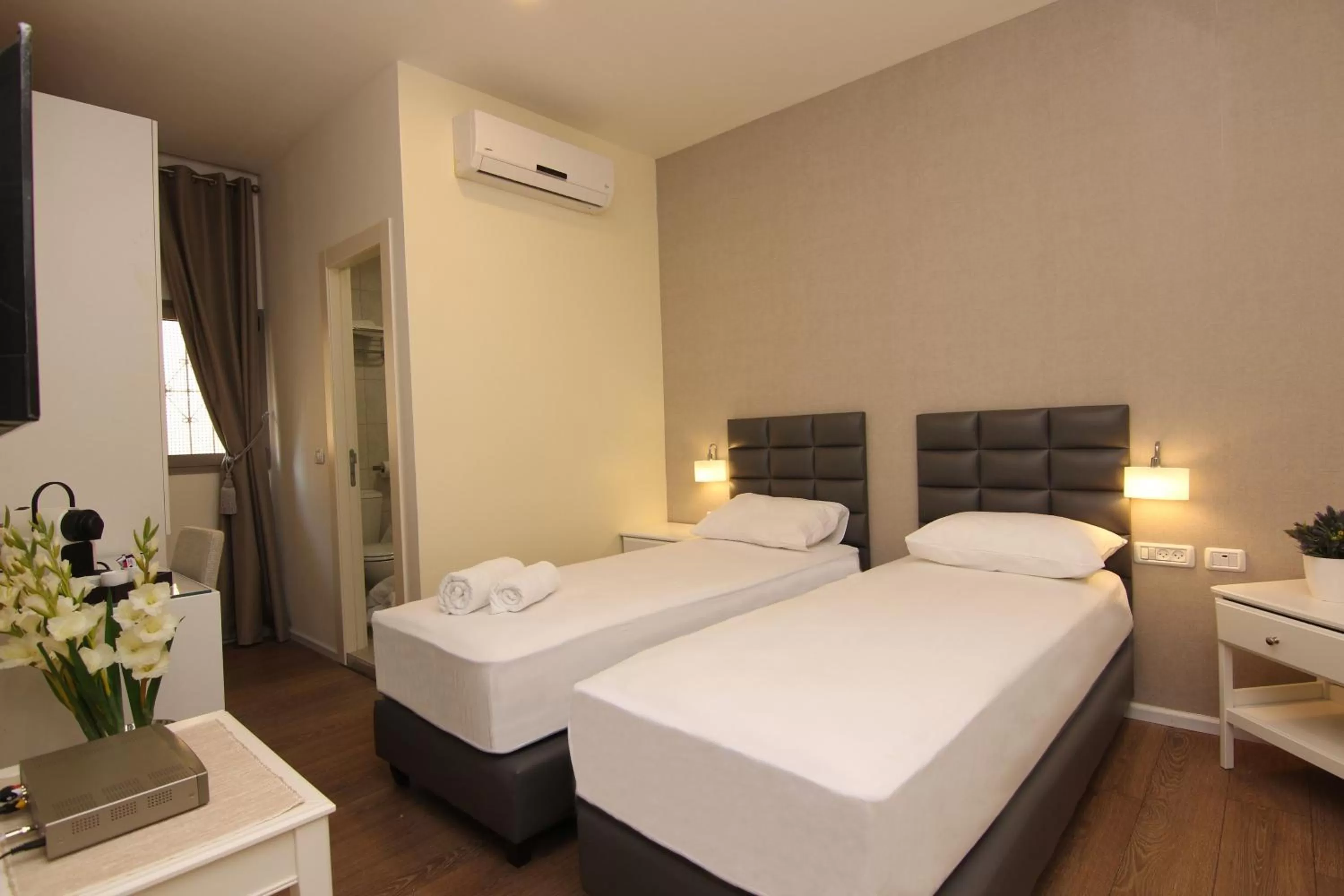 Photo of the whole room, Bed in Idelson Hotel