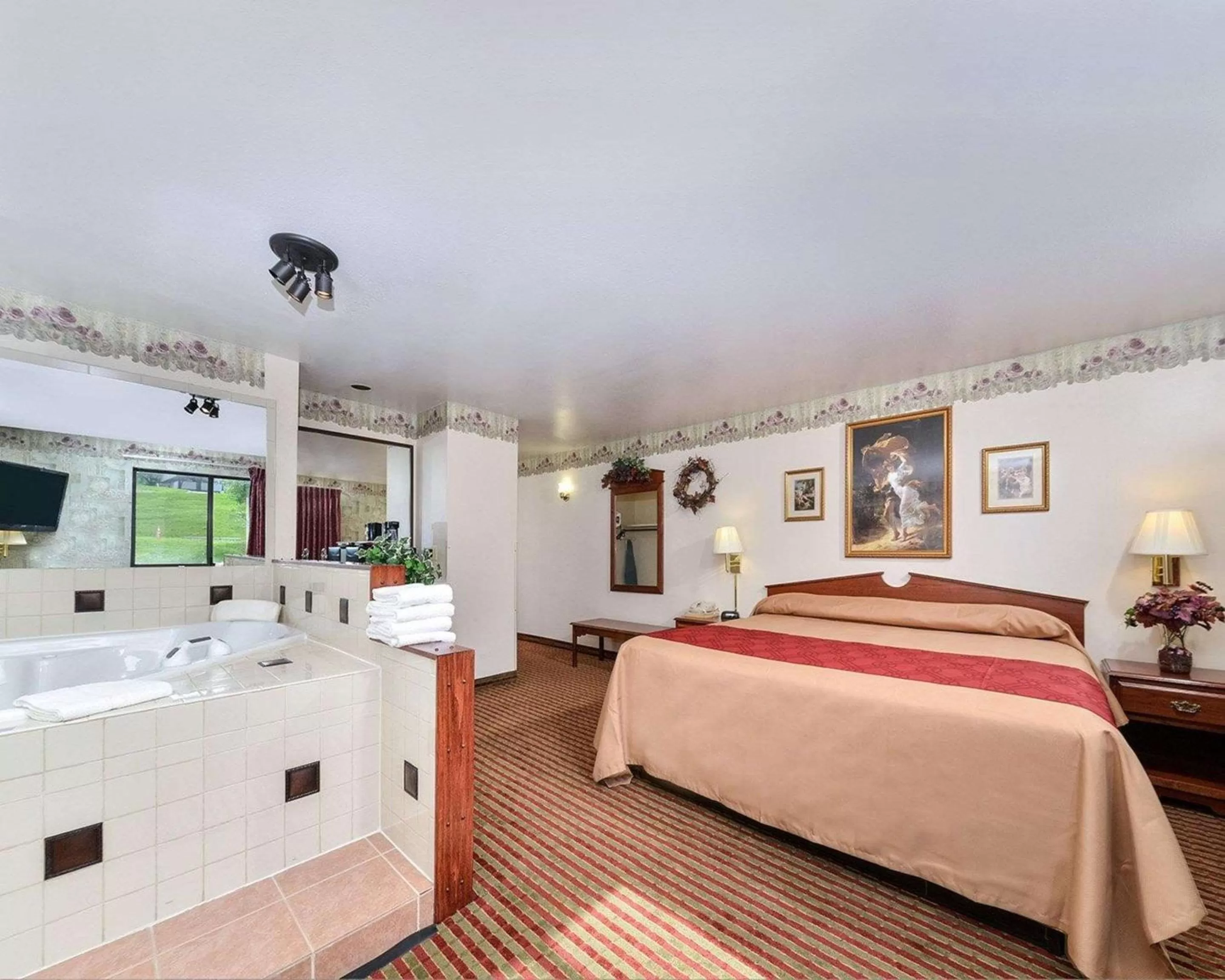 Photo of the whole room, Bed in Rodeway Inn & Suites Madison East