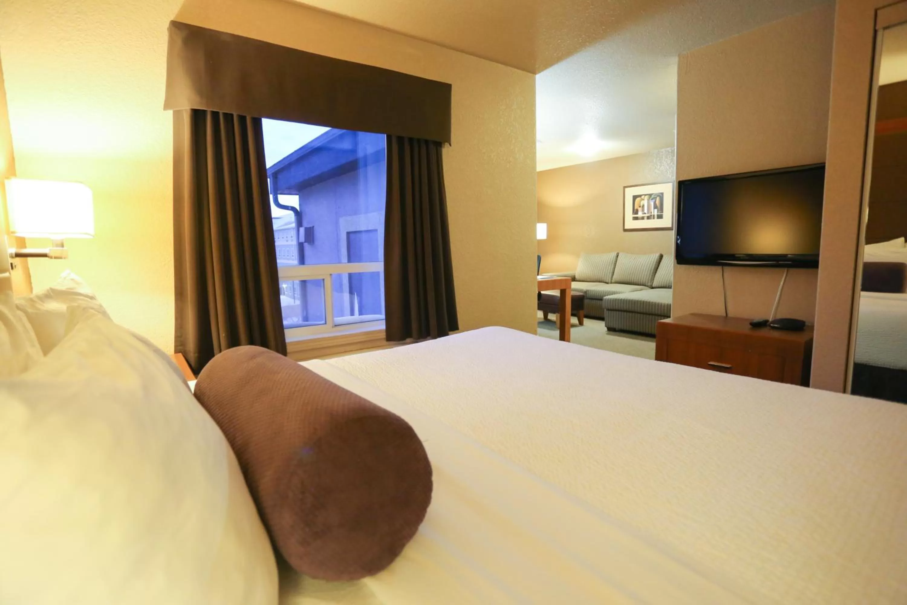 Bedroom, Bed in Days Inn by Wyndham Calgary Airport