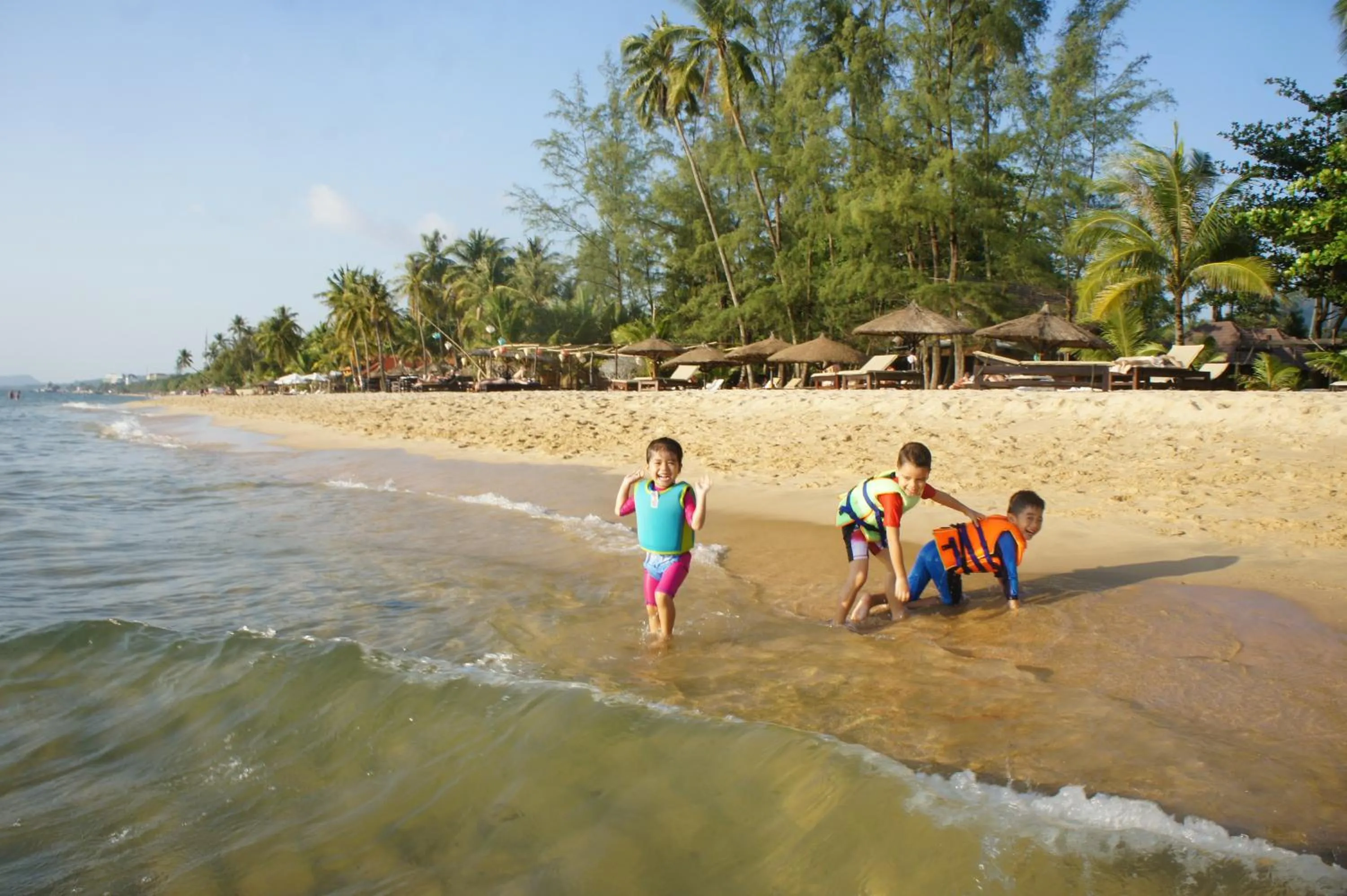 Family in Phu Quoc Kim - Bungalow On The Beach