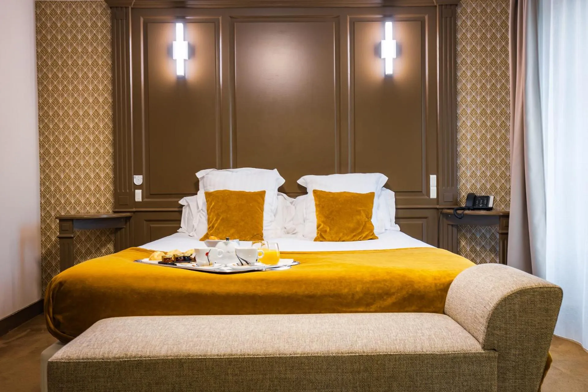 Property building, Bed in Grand Hôtel du Luxembourg & Spa