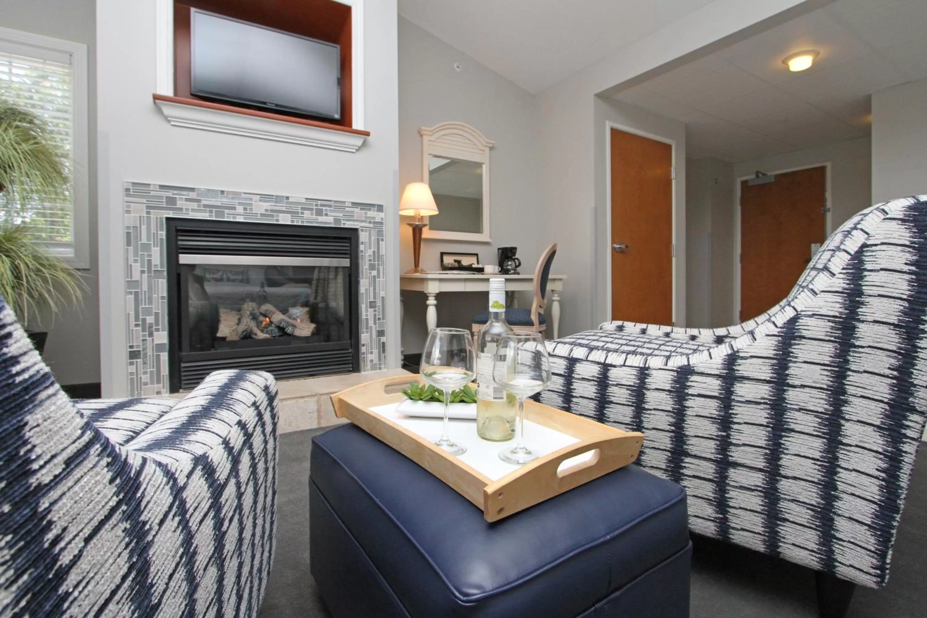 Living room in Bay Pointe Inn