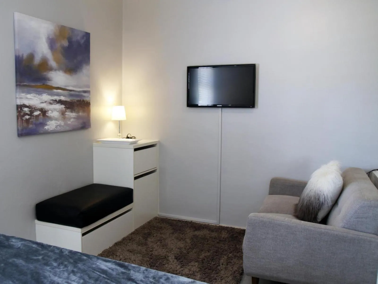 TV and multimedia in Dolphin Inn Guesthouse