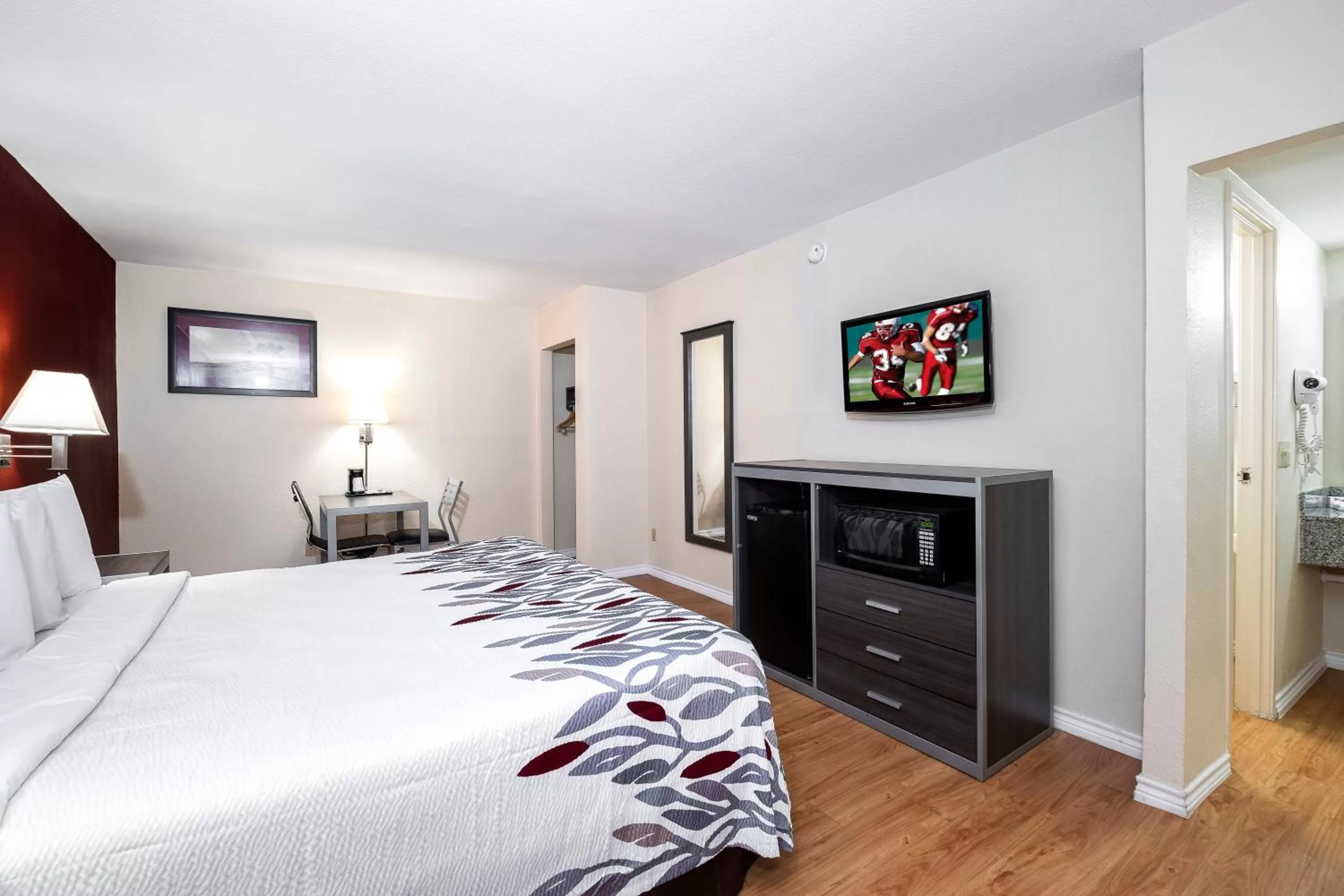 Photo of the whole room, Bed in Red Roof Inn Houston North - FM1960 & I-45