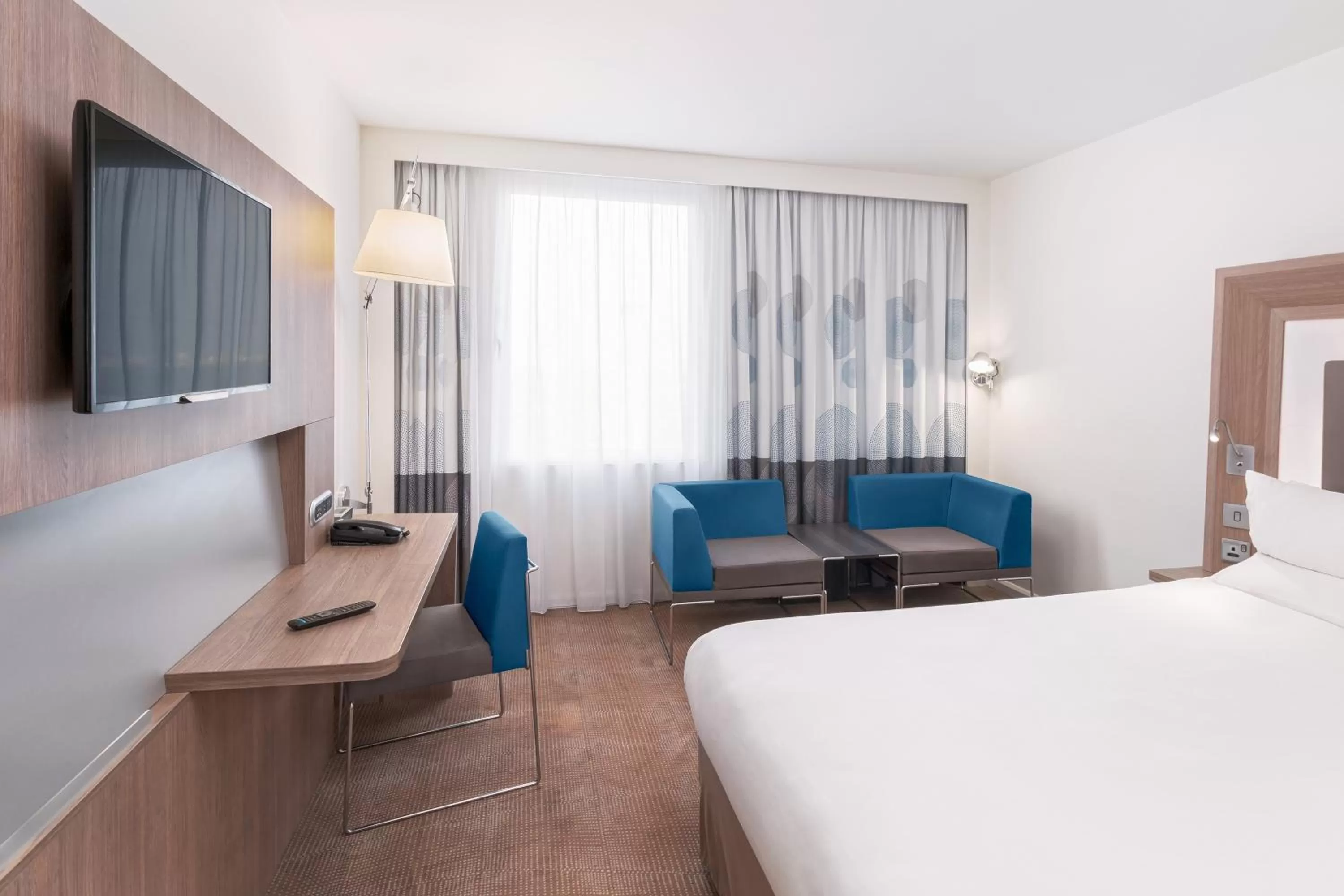 Bedroom, Bed in Novotel London Excel