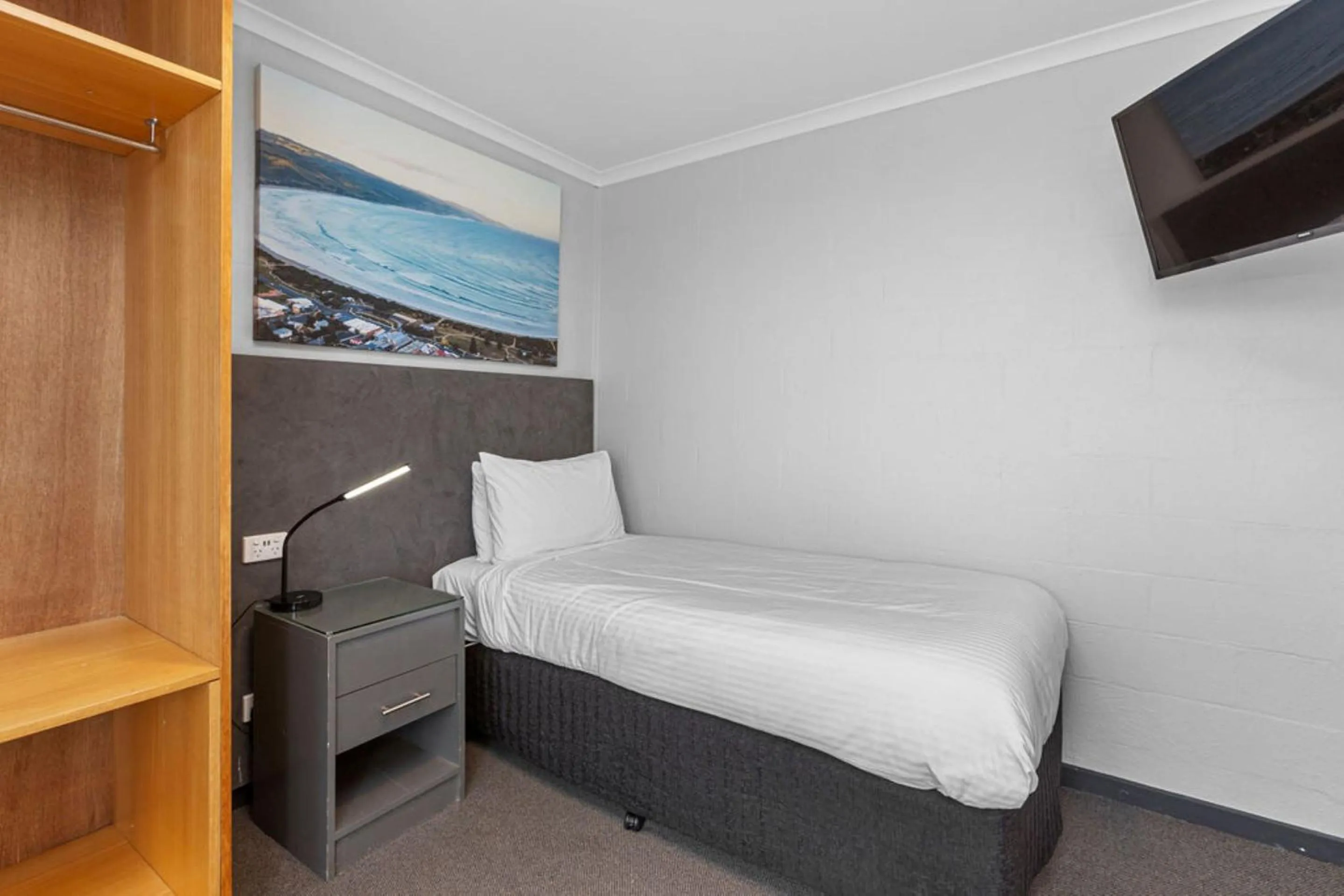 Bed in Best Western Apollo Bay Motel