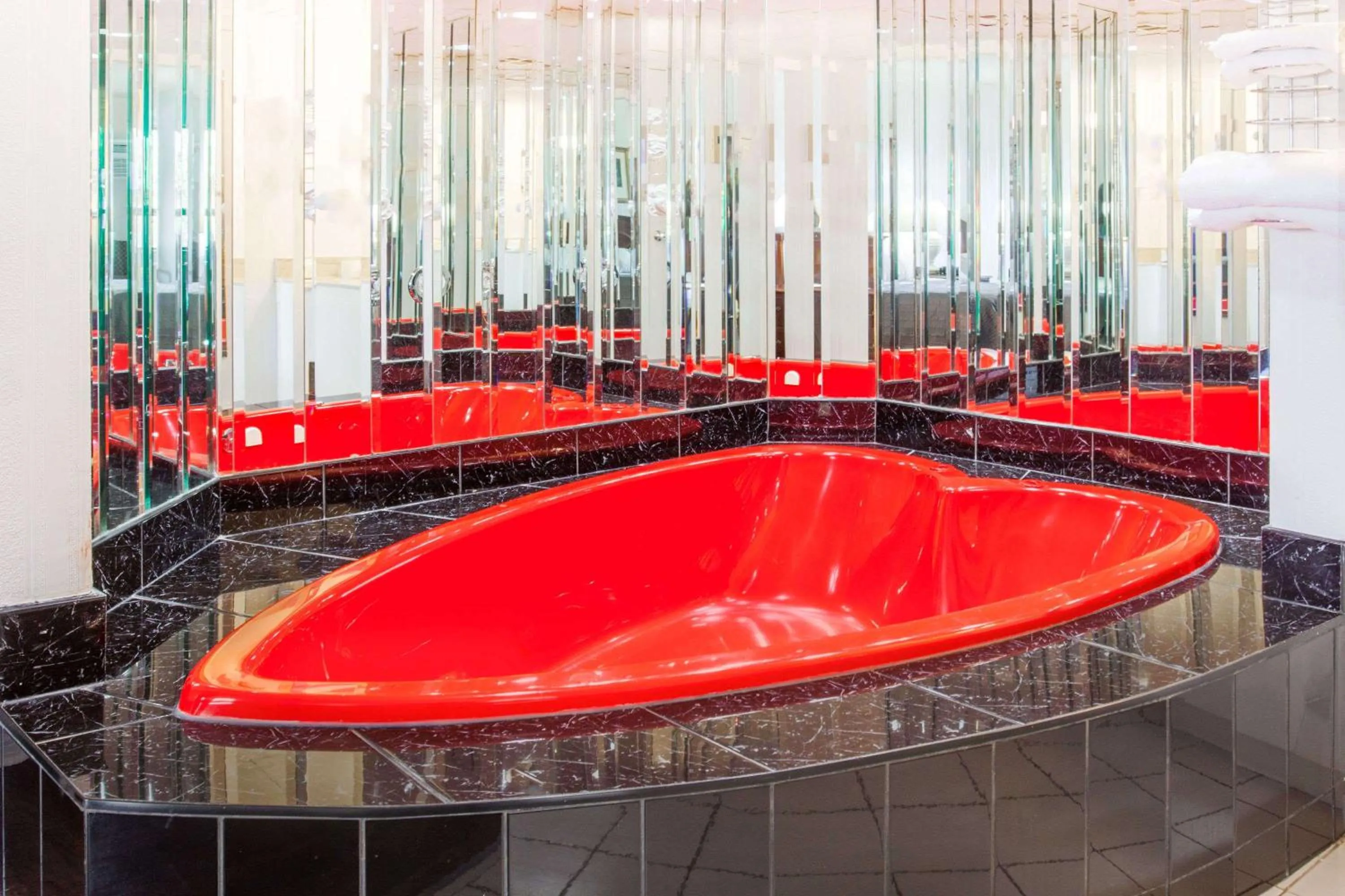 Bathroom in Howard Johnson by Wyndham Niagara Falls