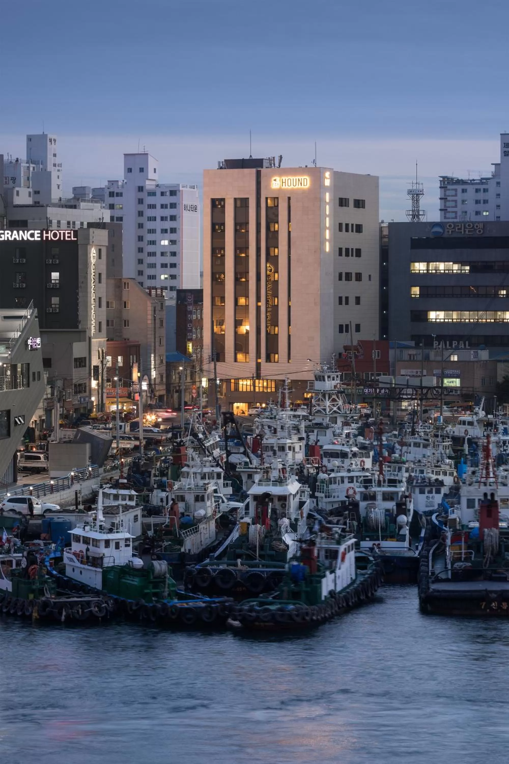 Facade/entrance in Bay Hound Hotel