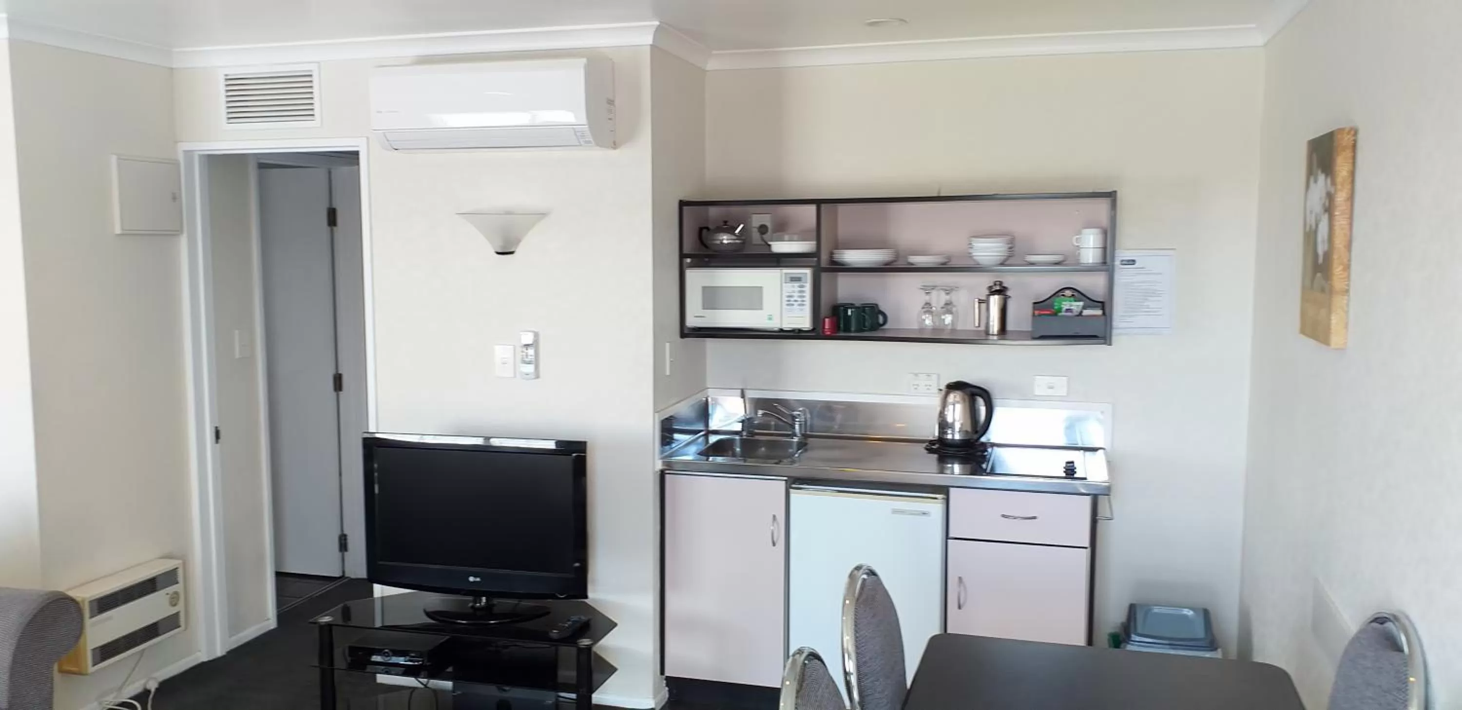 Kitchen or kitchenette in Shadzz Motel