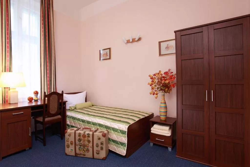 Bedroom, Bed in Hotel Central Inn am Hauptbahnhof Pension