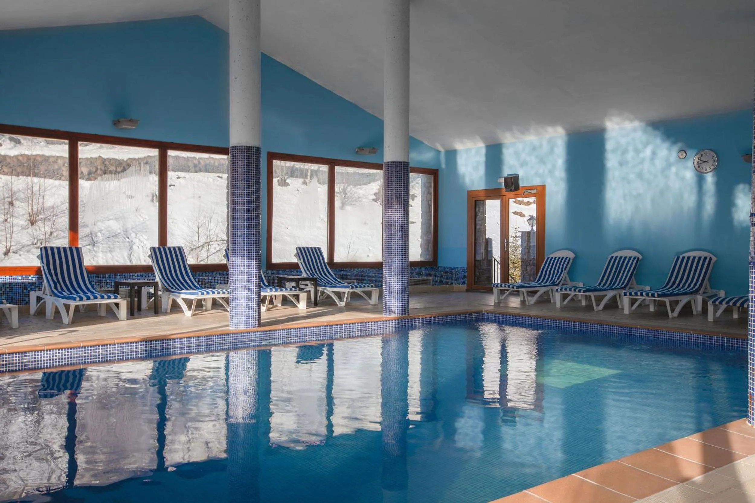 Winter, Swimming Pool in Wuau! Hotel Segle XX