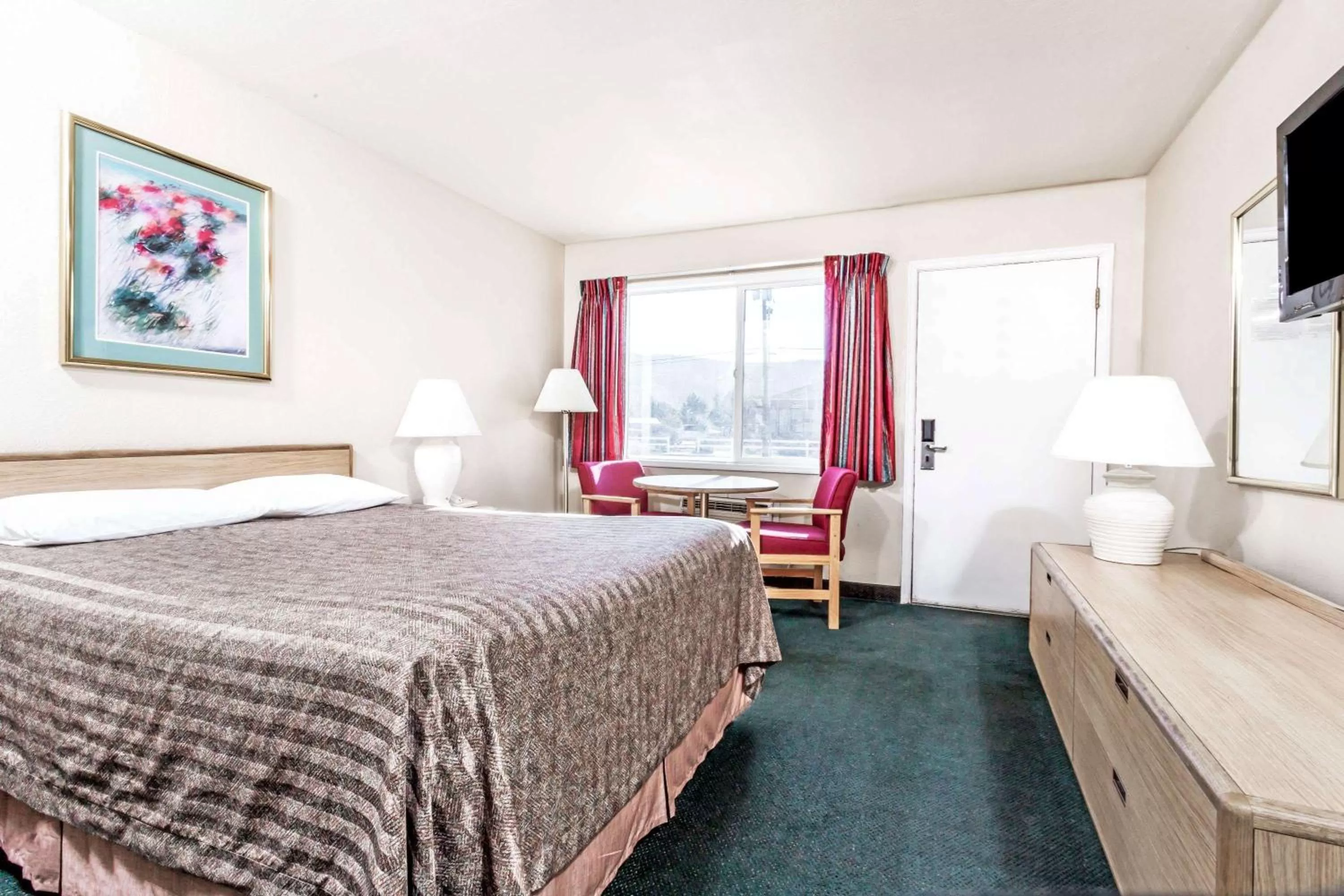 Photo of the whole room, Bed in Travelodge by Wyndham La Grande