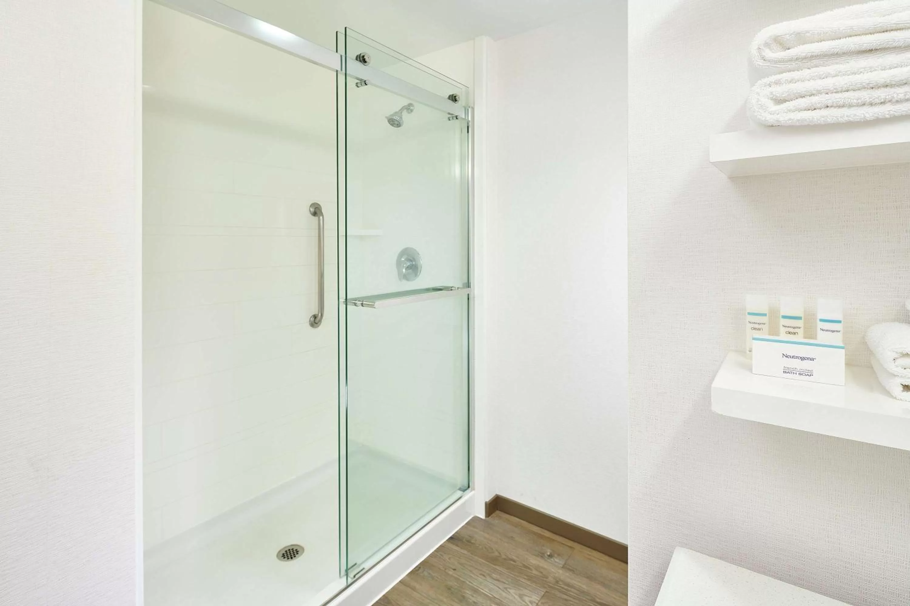 Shower in Hampton Inn & Suites Oahu Kapolei - FREE Parking - No Resort Fee