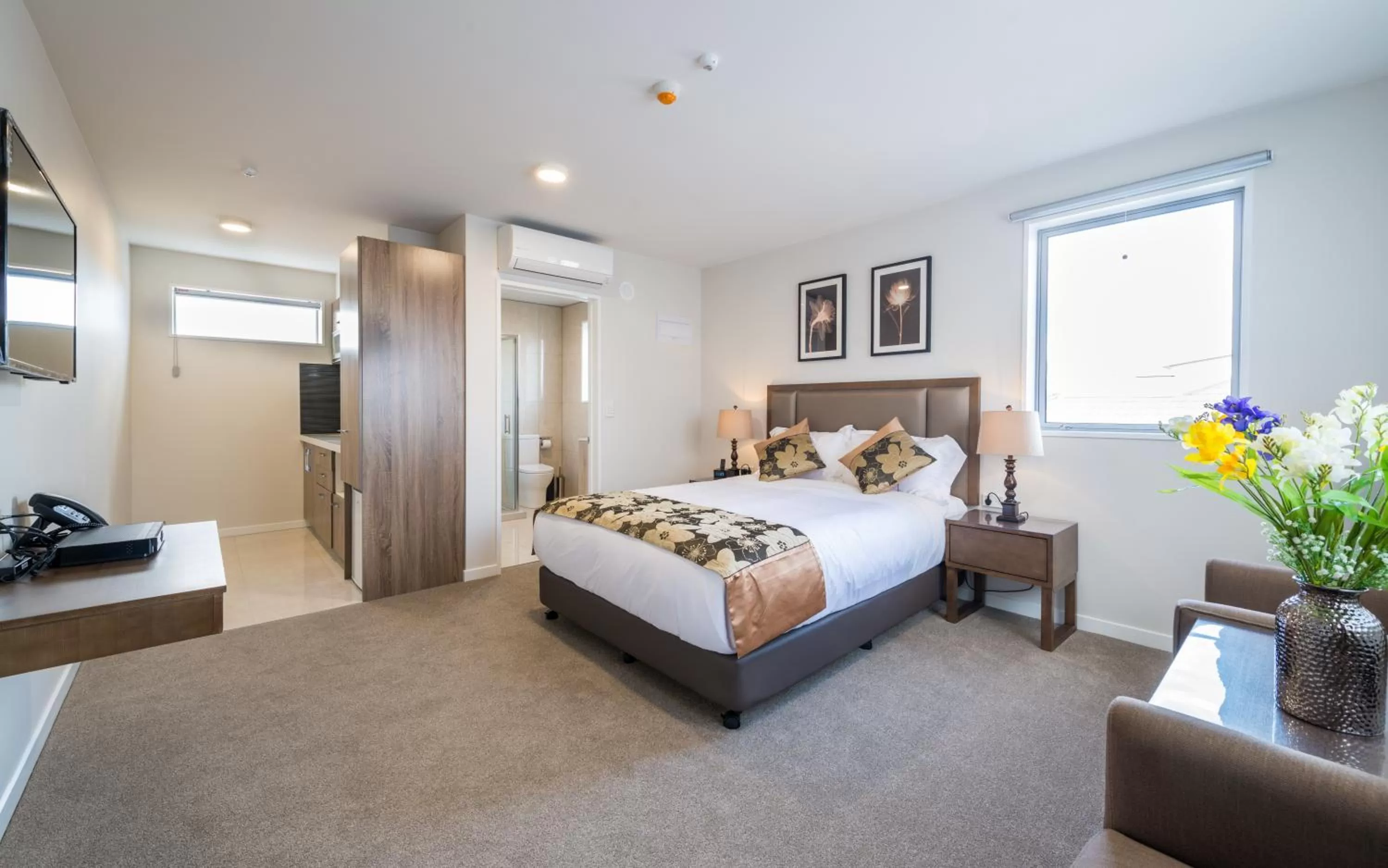 Photo of the whole room, Bed in Golden Star Motel