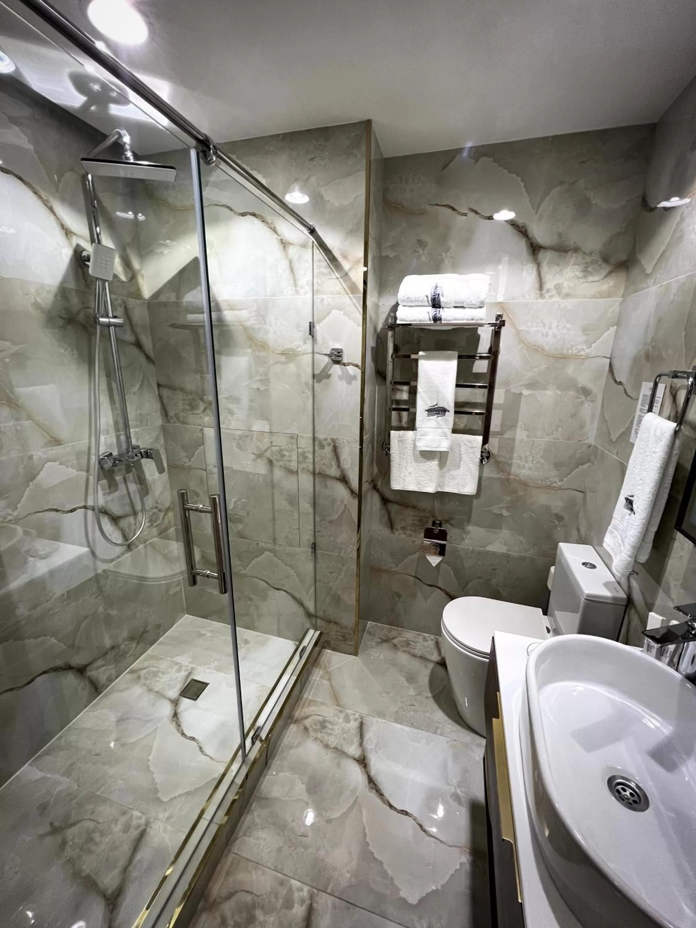 Shower in MedinaTown