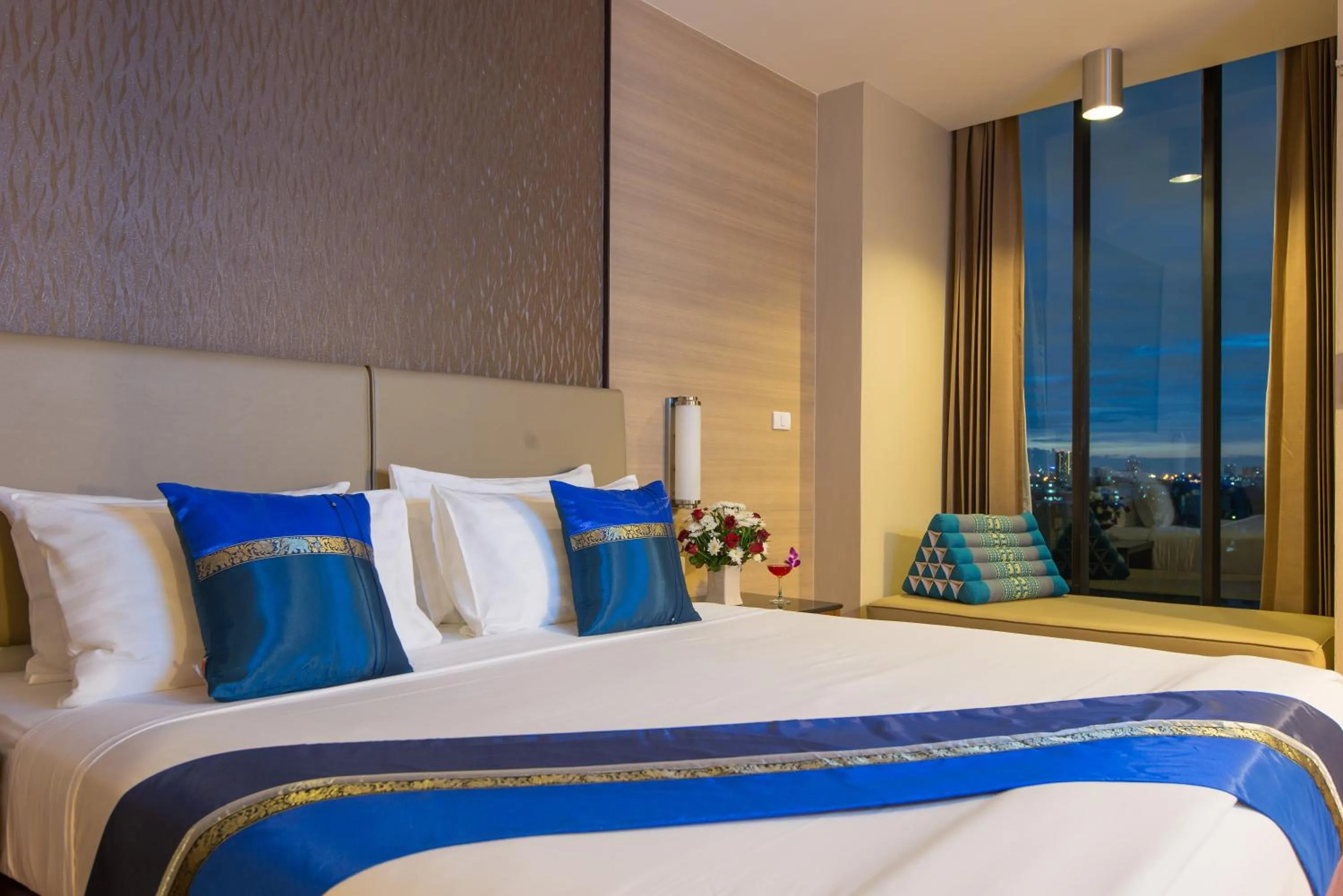 Bed in Marsi Hotel Bangkok