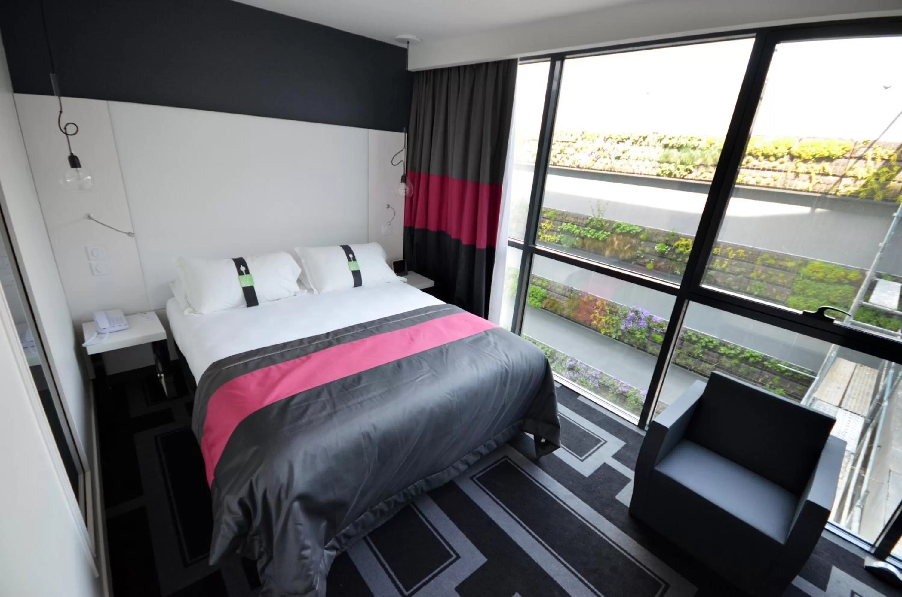 Photo of the whole room, Bed in Holiday Inn Dijon Toison D'or by IHG