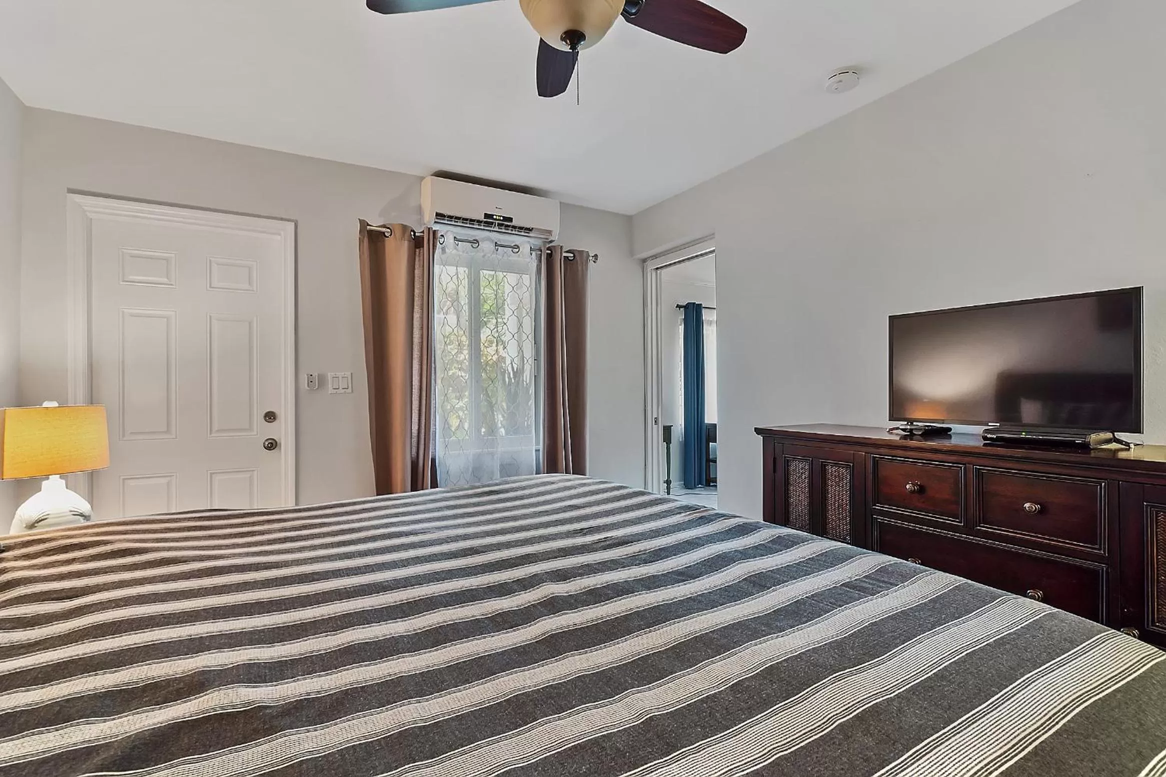 Bed in 4145 By The Sea Inn & Suites