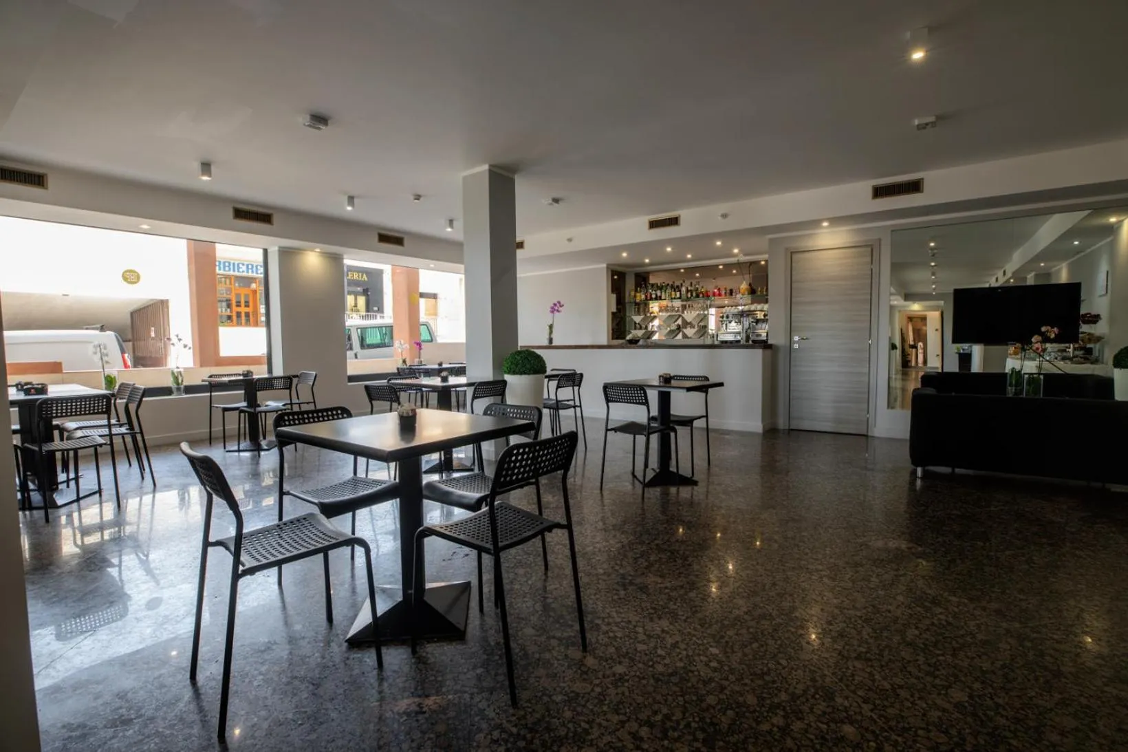 Restaurant/places to eat in Hotel De Plam