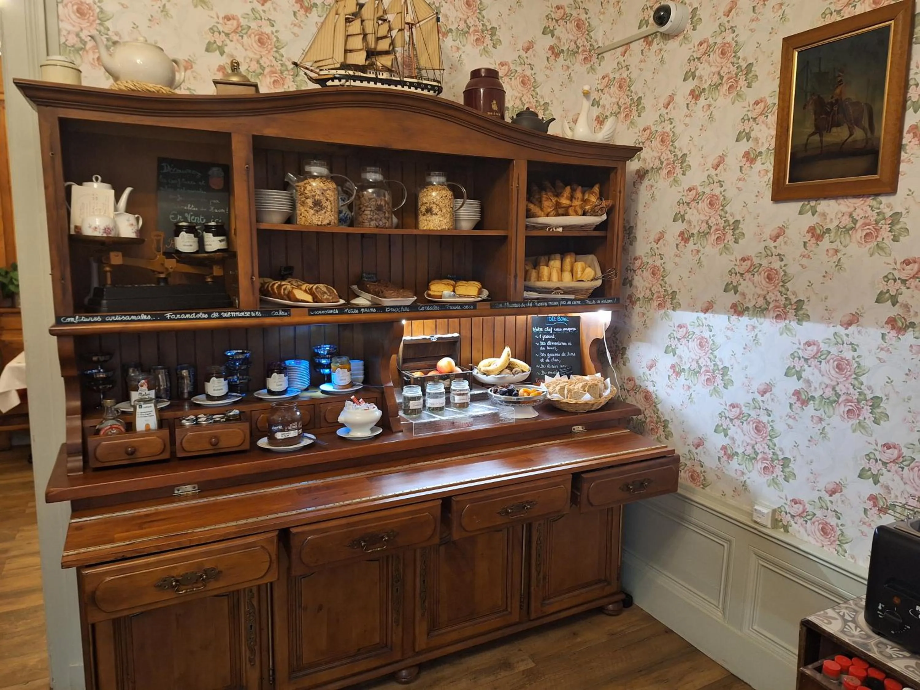 Breakfast in Hotel de Charme La Bonne Adresse - Logis hotels