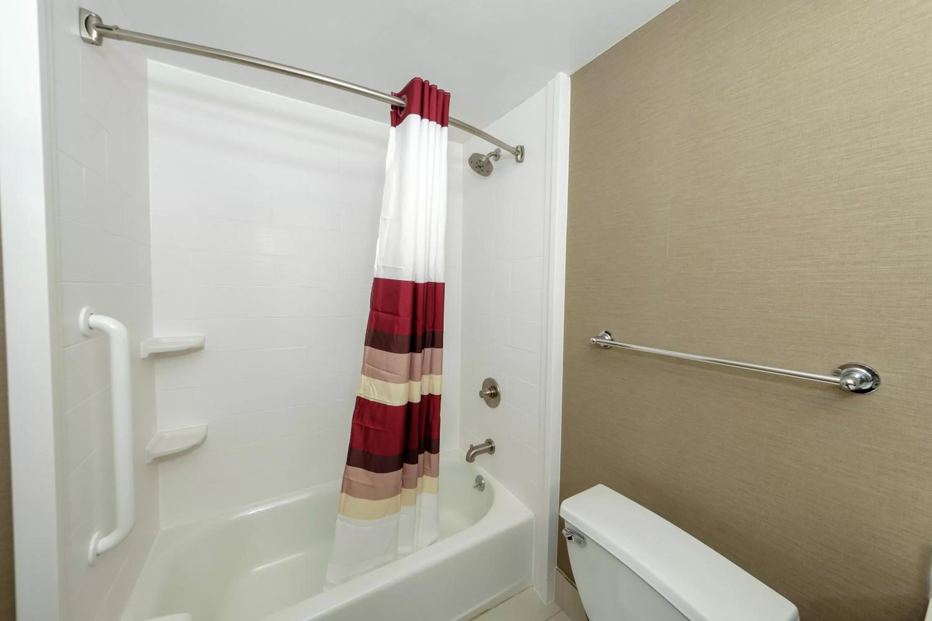 Bathroom in Red Roof Inn & Suites Newburgh - Stewart Airport West Point