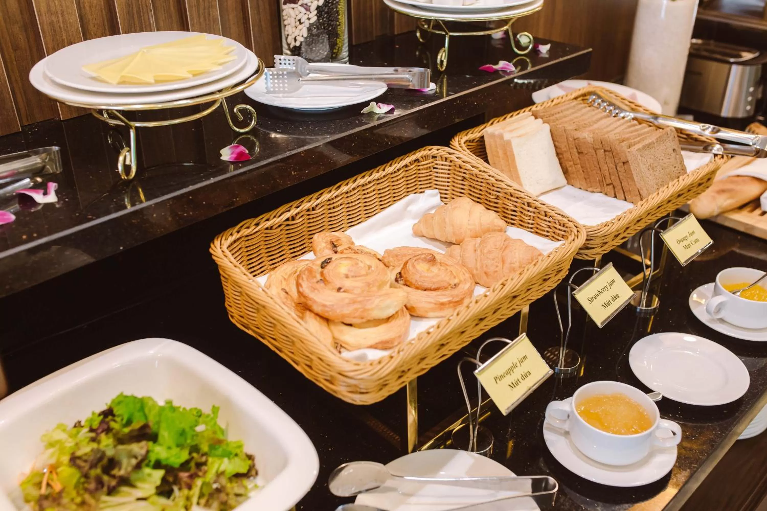 Food and drinks in Reyna Hotel Hanoi & Spa