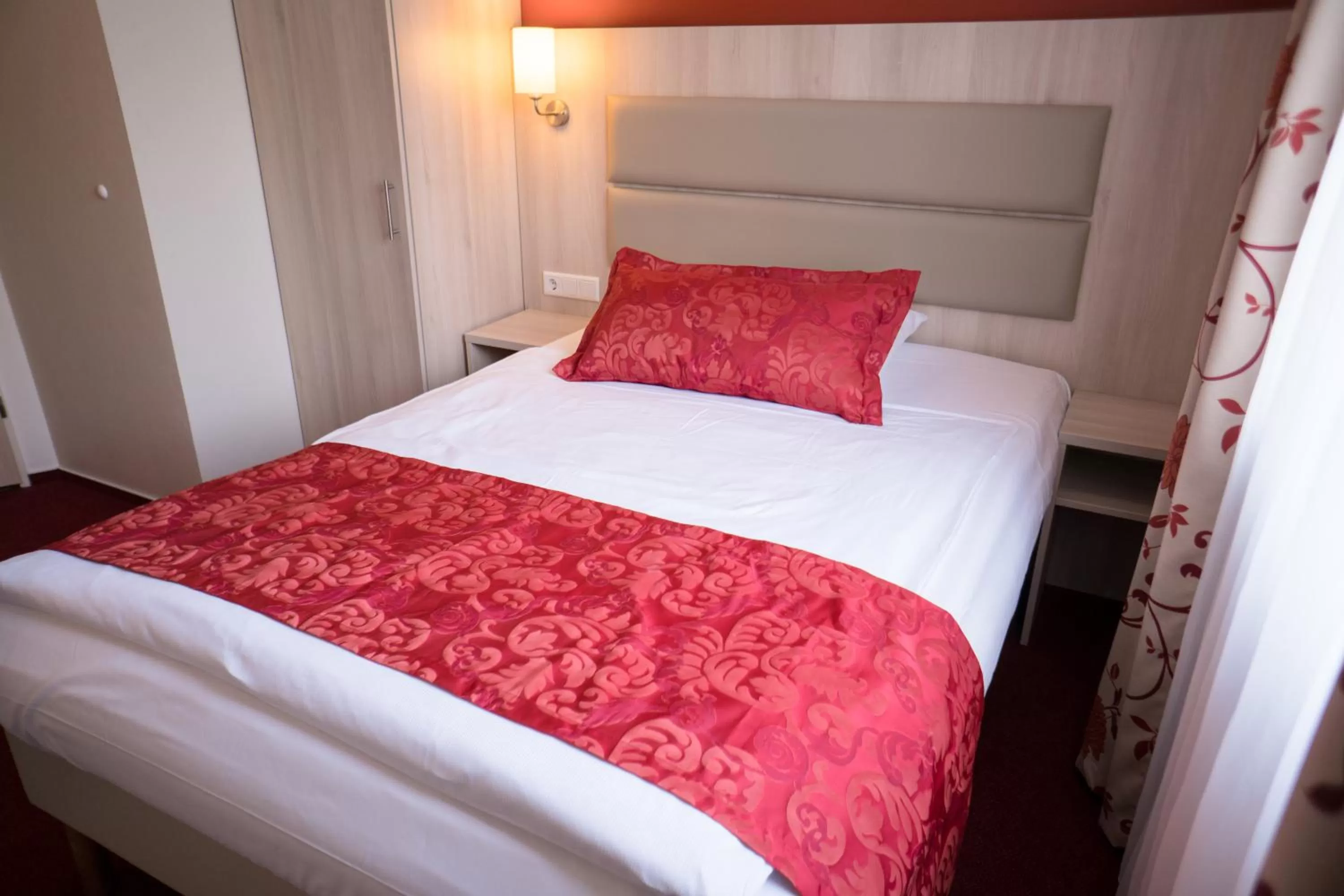 Photo of the whole room, Bed in Hotel Rödelheimer Hof - Am Wasserturm