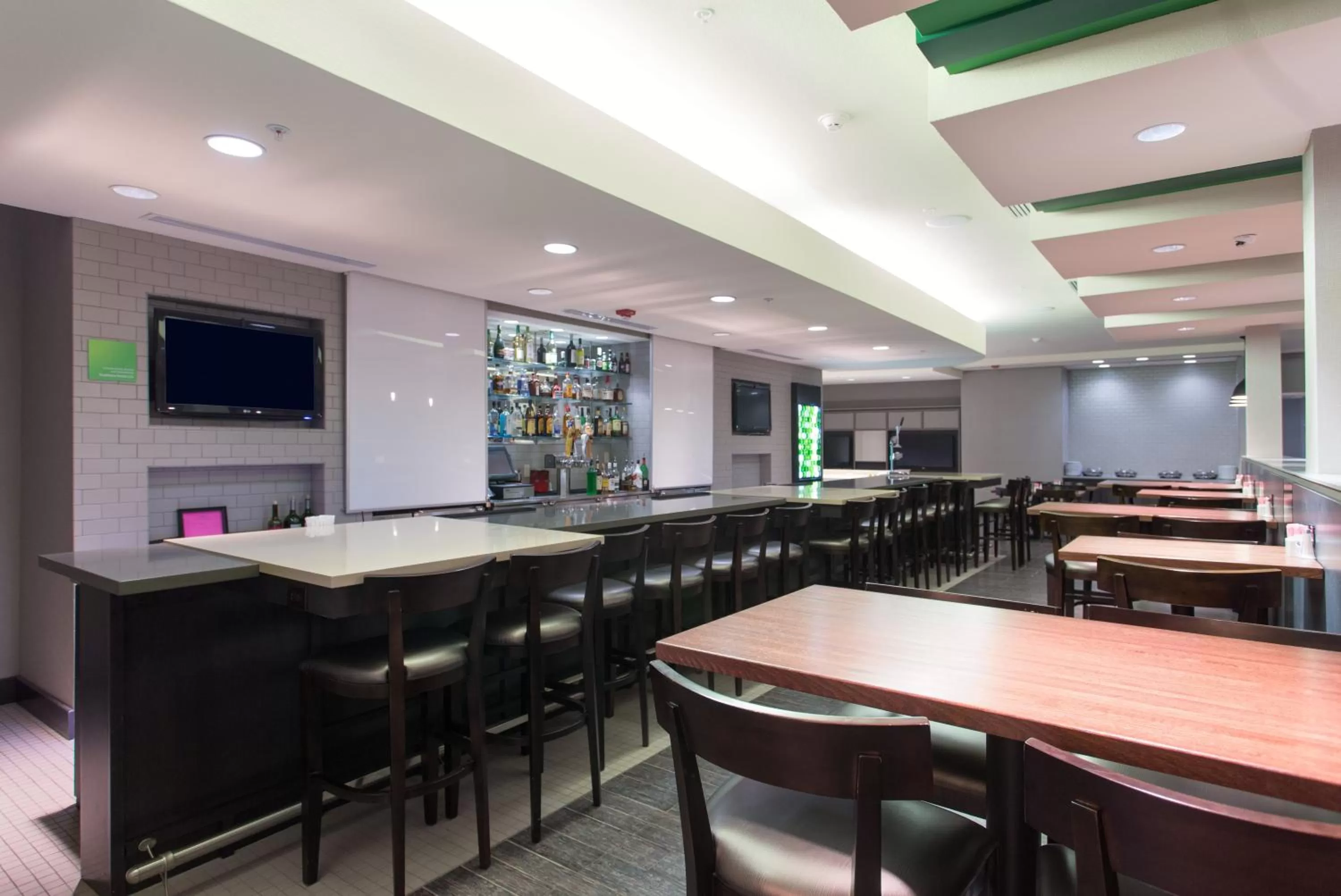 Lounge or bar in Holiday Inn Texarkana Arkansas Convention Center by IHG