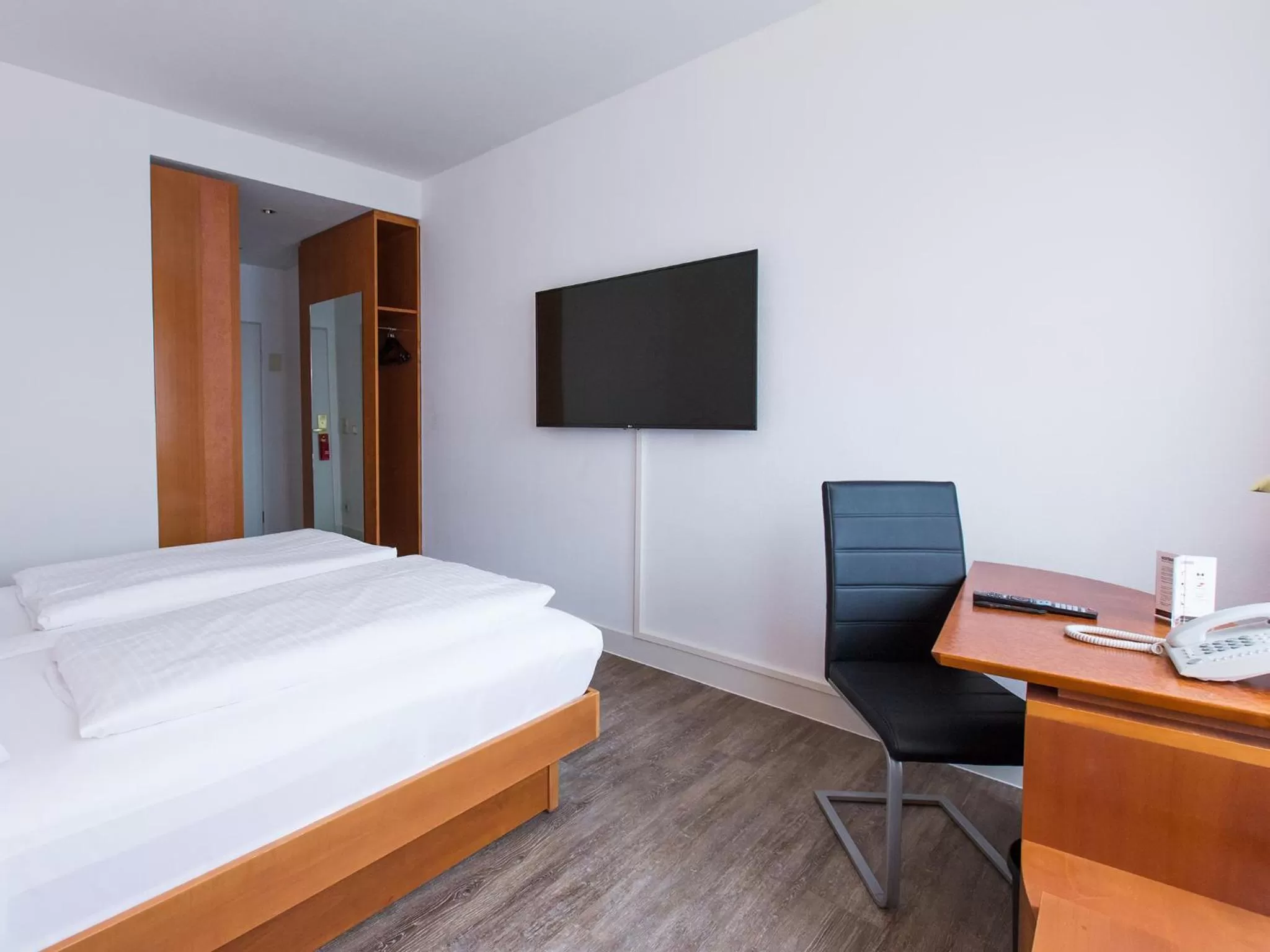 Bedroom, Bed in DORMERO Hotel Dresden Airport