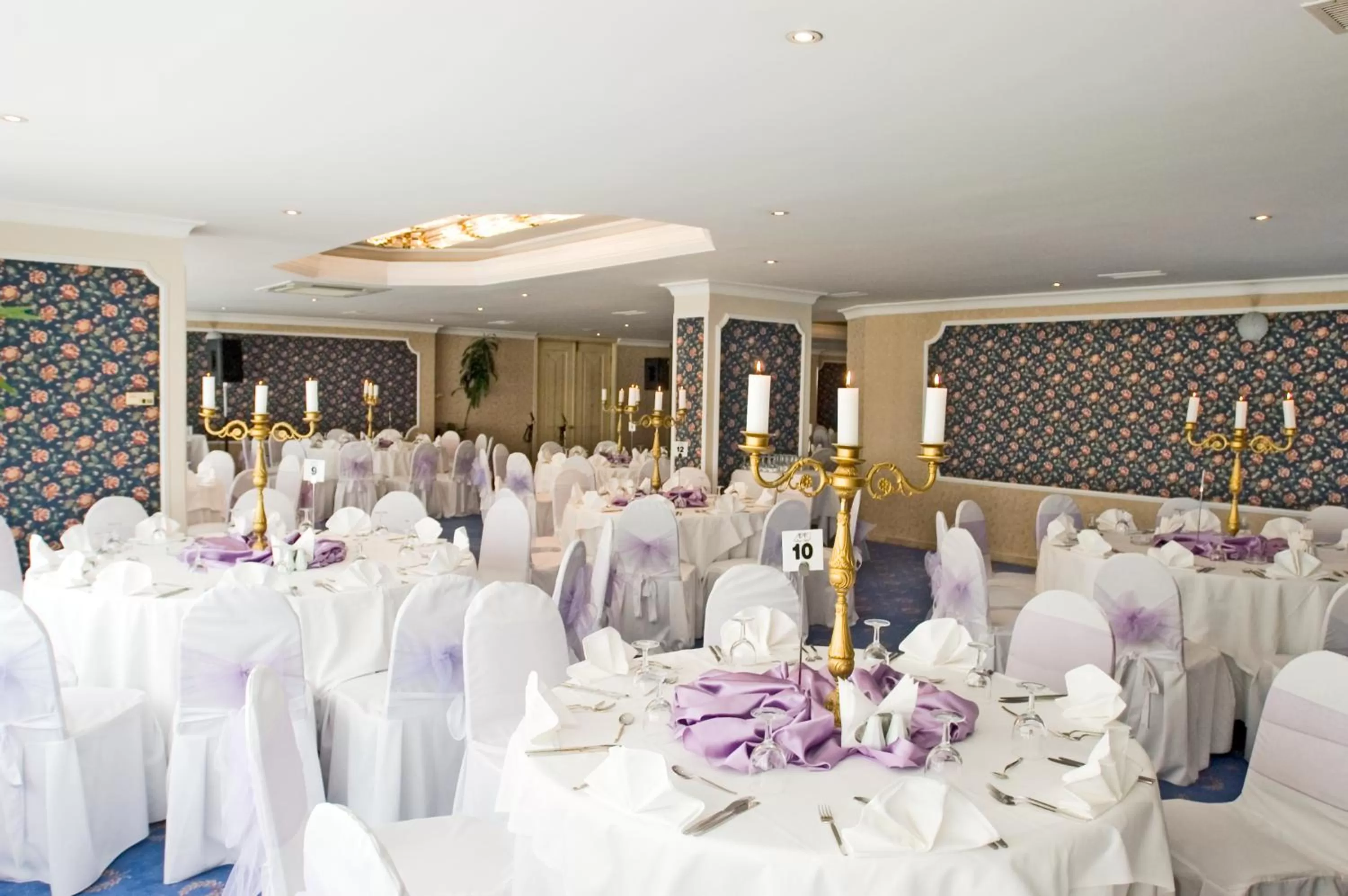 Restaurant/places to eat in Apart Hotel Best