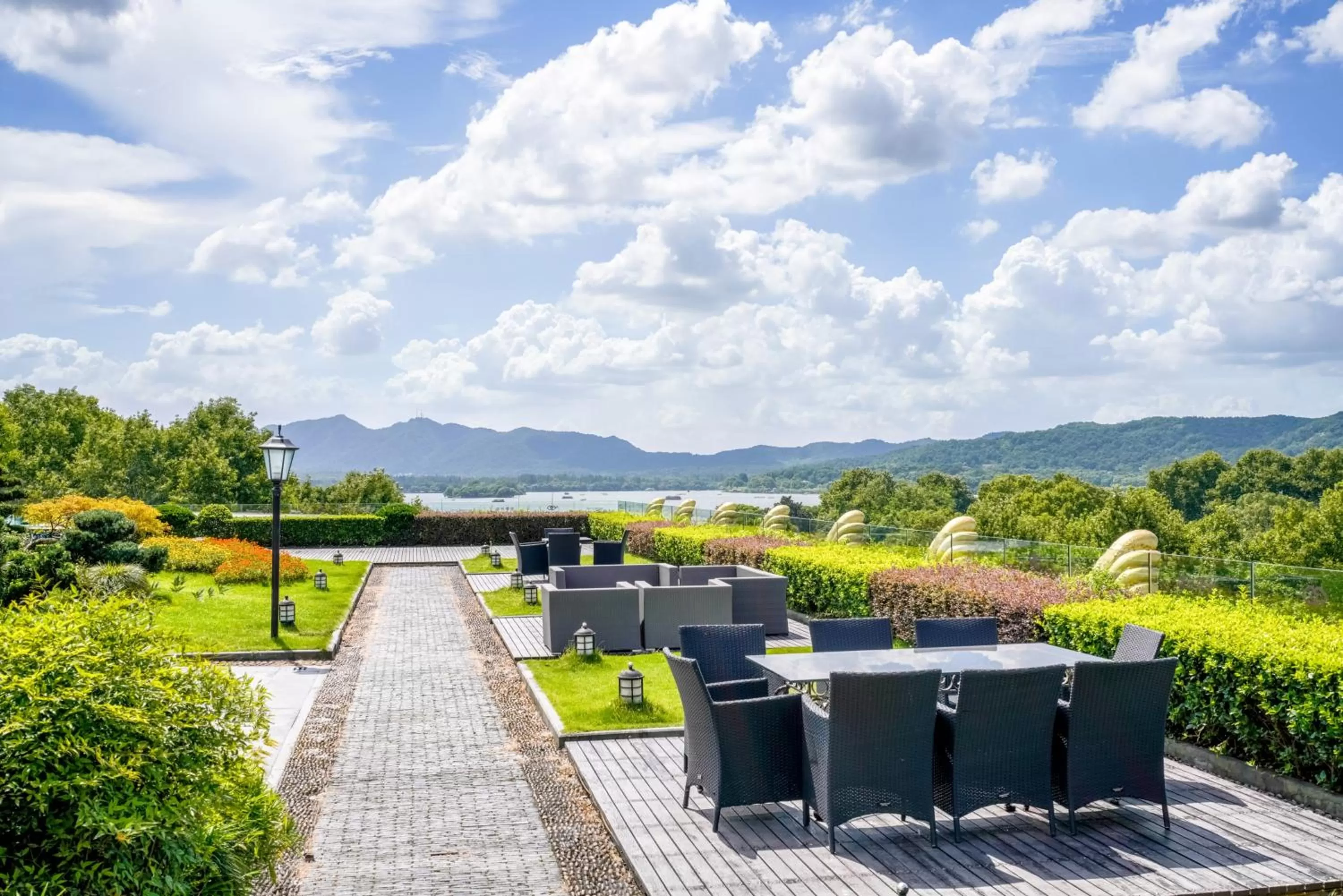 Garden view in Sofitel Hangzhou Westlake - Few steps to West Lake, with panoramic lake view terrace
