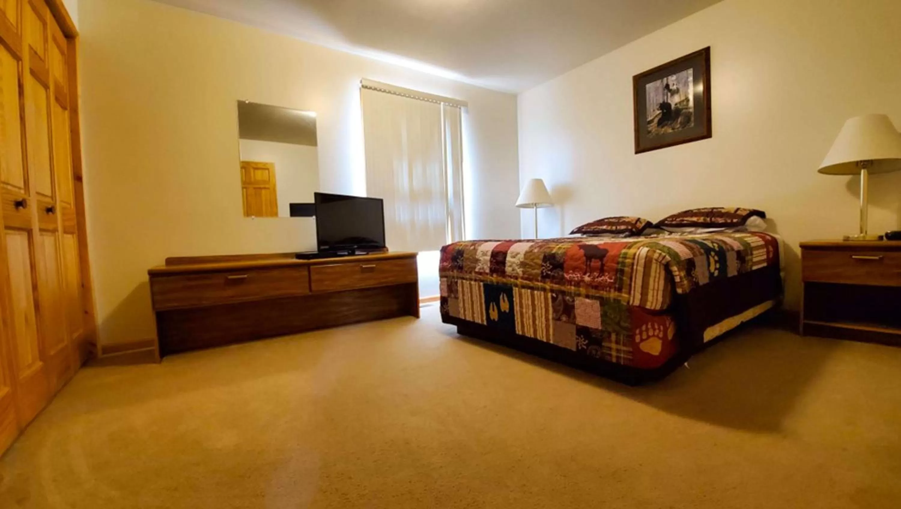 Photo of the whole room, Bed in Jasper Ridge Inn Ishpeming