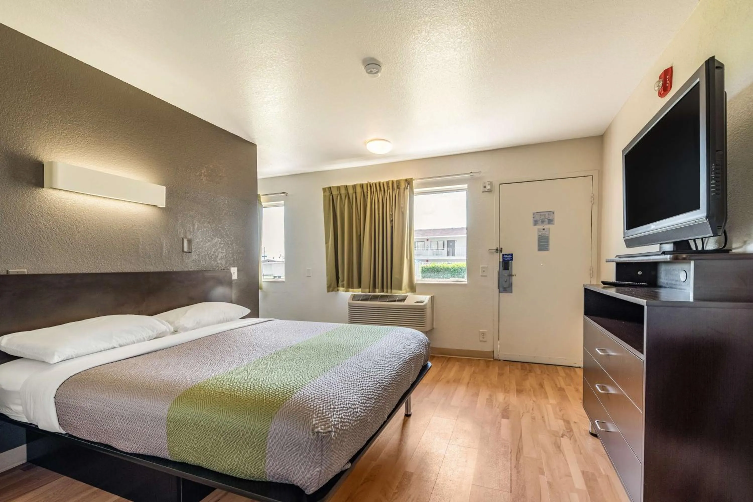 Photo of the whole room, Bed in Studio 6-Monroe, LA - Hwy 165