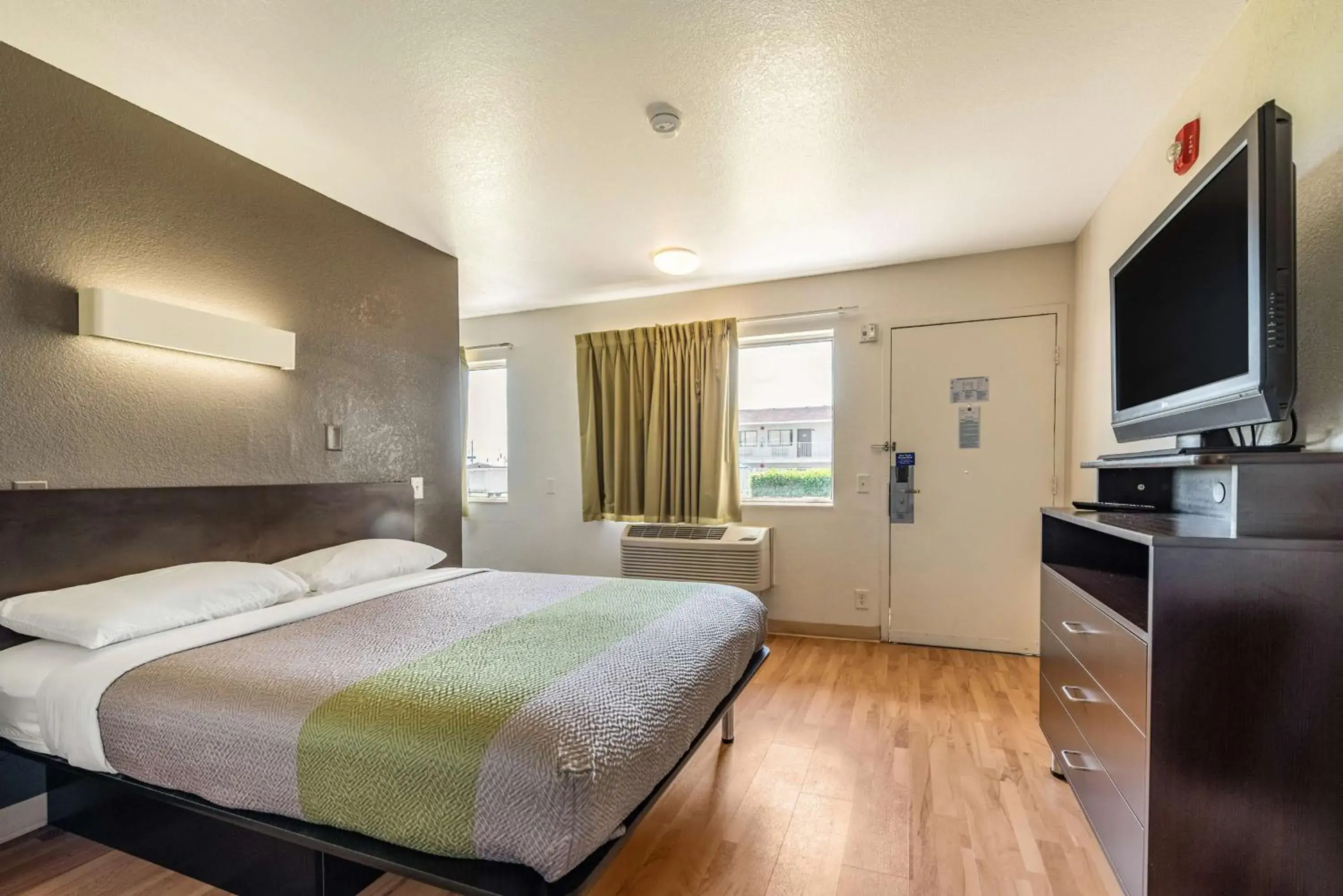 Deluxe Queen Room - Smoking in Studio 6-Monroe, LA - Hwy 165 Deluxe Queen Room - Smoking in Studio 6-Monroe, LA - Hwy 165