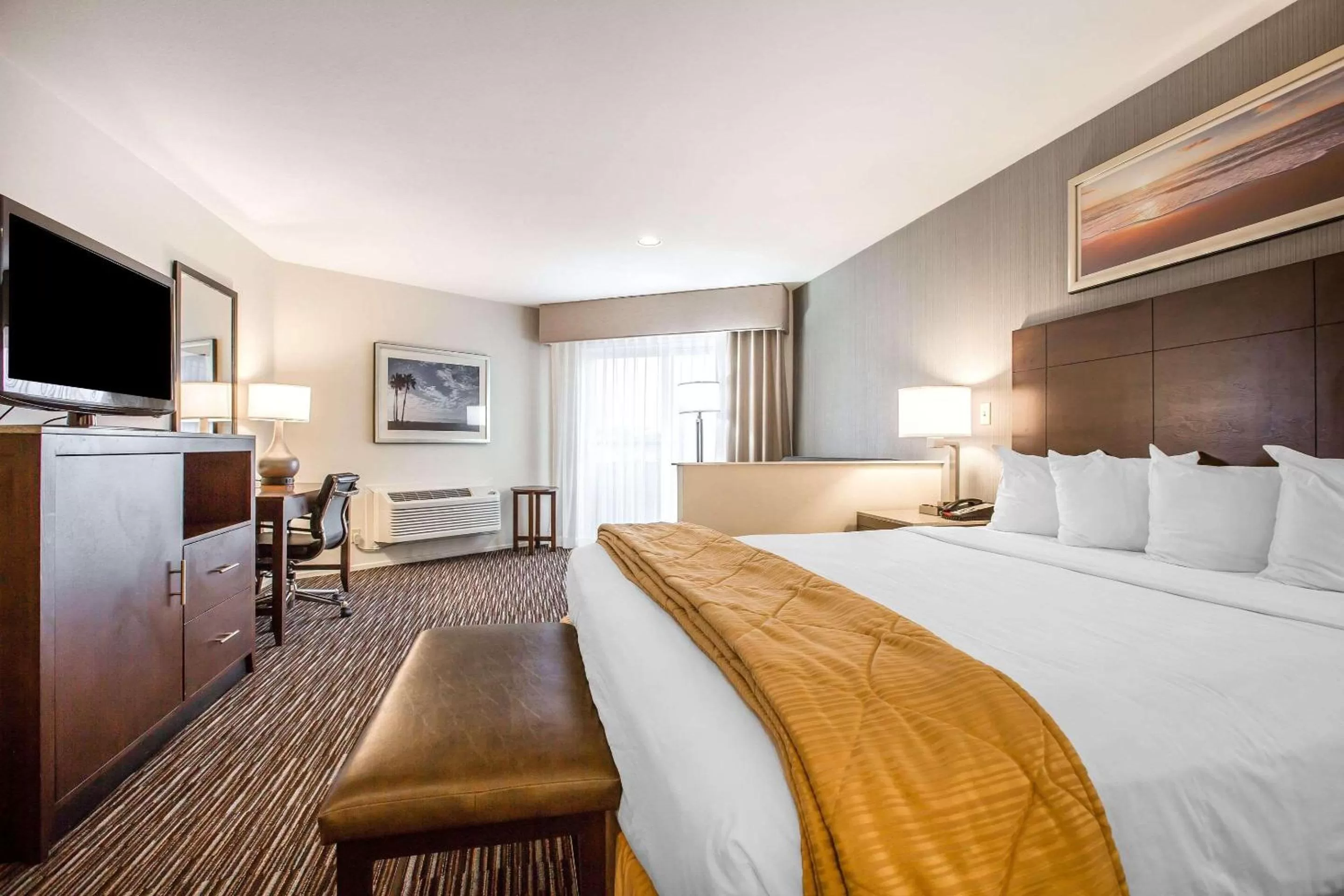 Photo of the whole room, Bed in Quality Inn & Suites Hermosa Beach