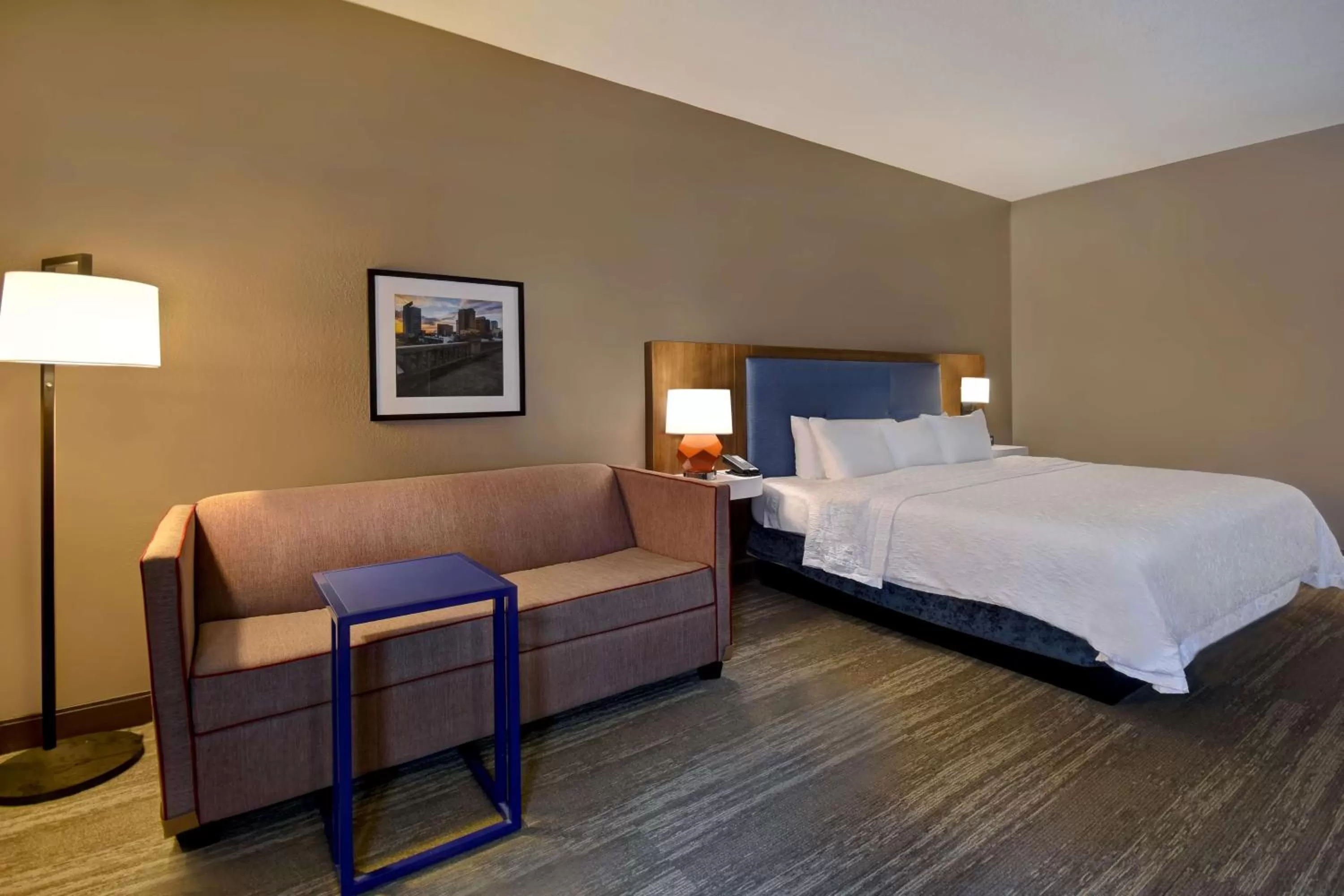 Living room, Bed in Hampton Inn Birmingham-Colonnade 280