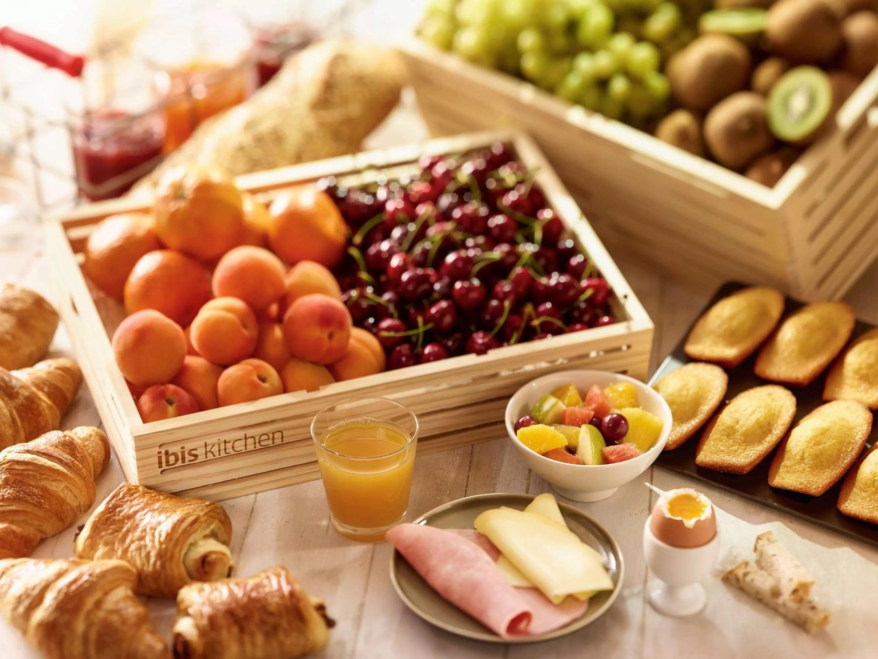 Restaurant/places to eat in ibis Paris La Defense Courbevoie