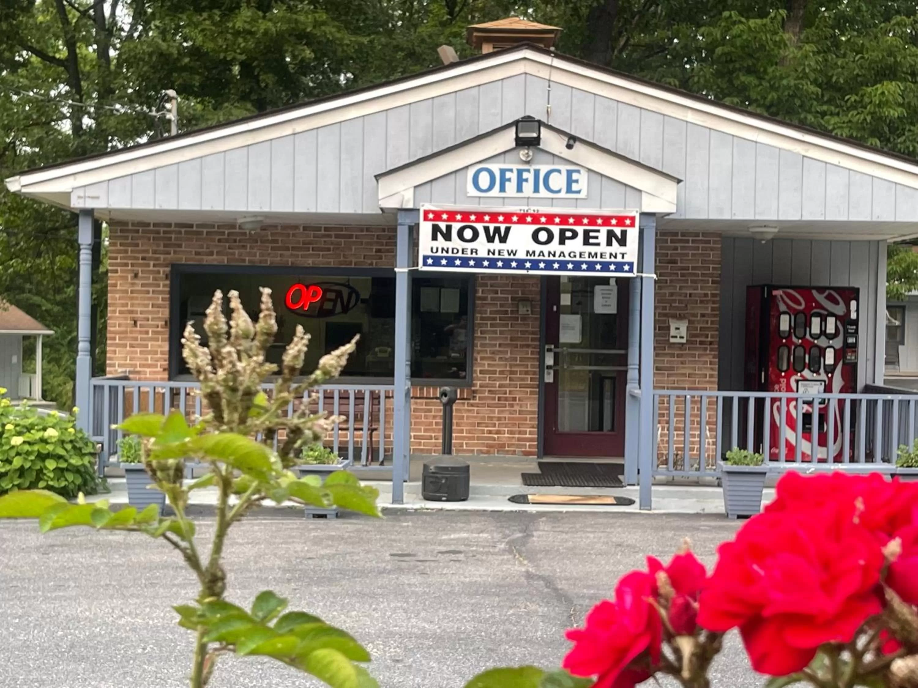 Facade/entrance in Pennswoods Inn