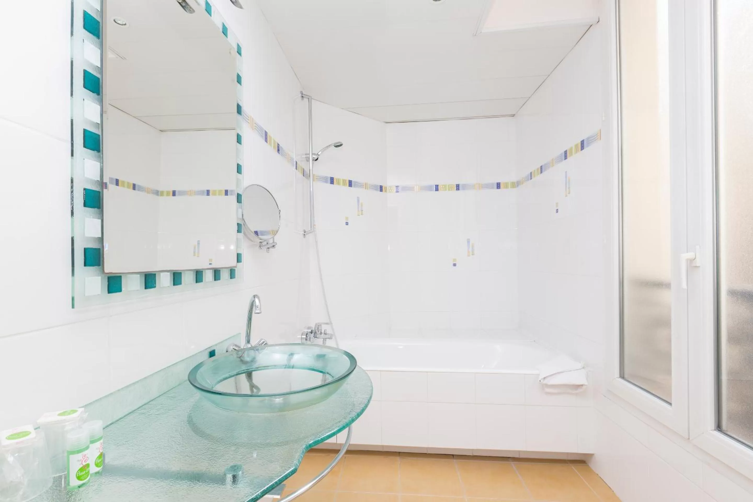 Bathroom in Elysees Niel Hotel