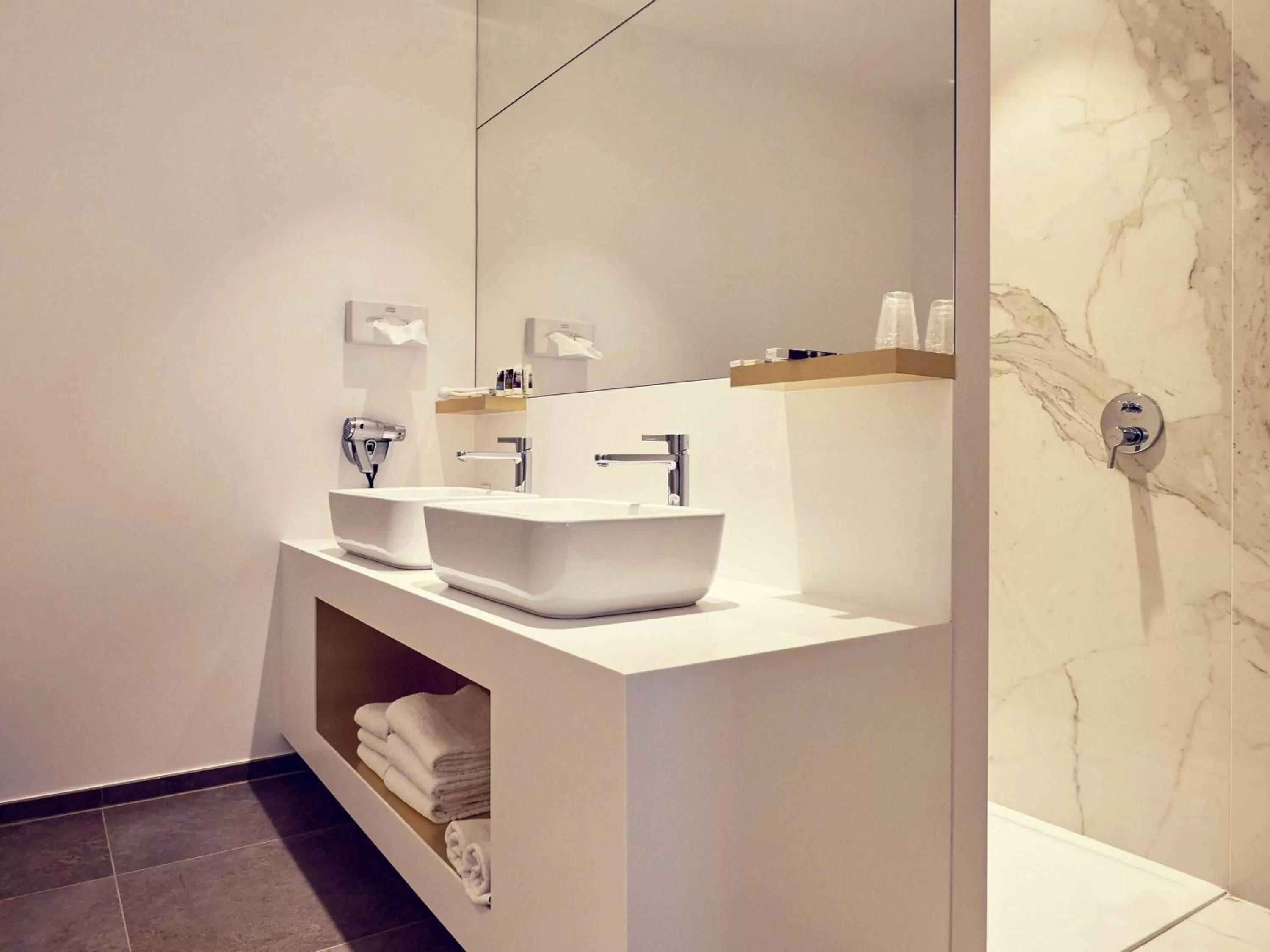 Photo of the whole room in Mercure Roeselare