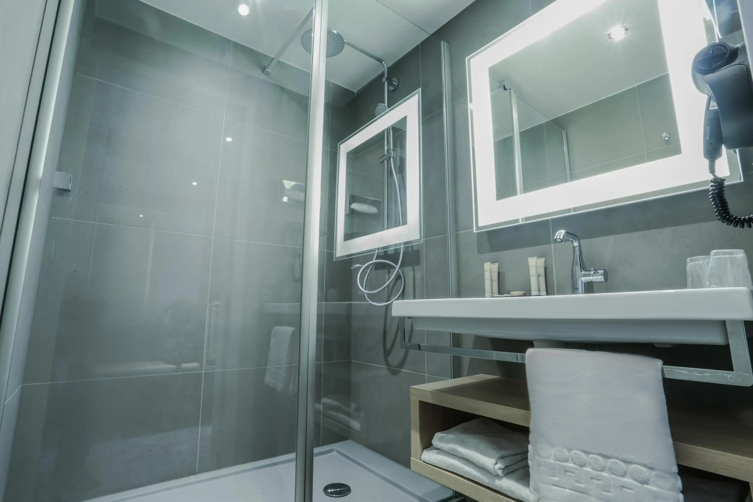 Shower in Arena Hotel La Defense