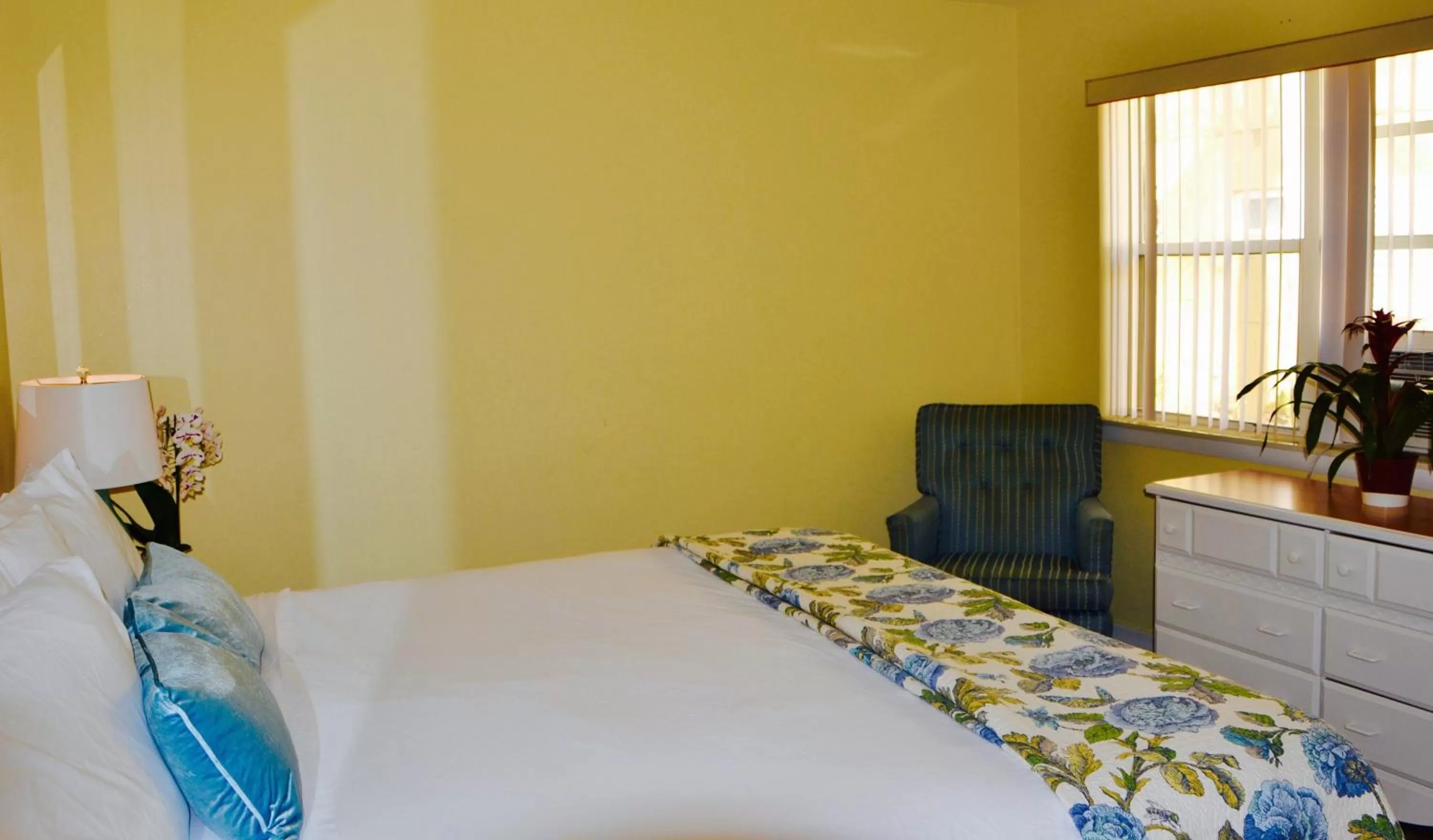 Bedroom, Bed in Sea Turtle Inn