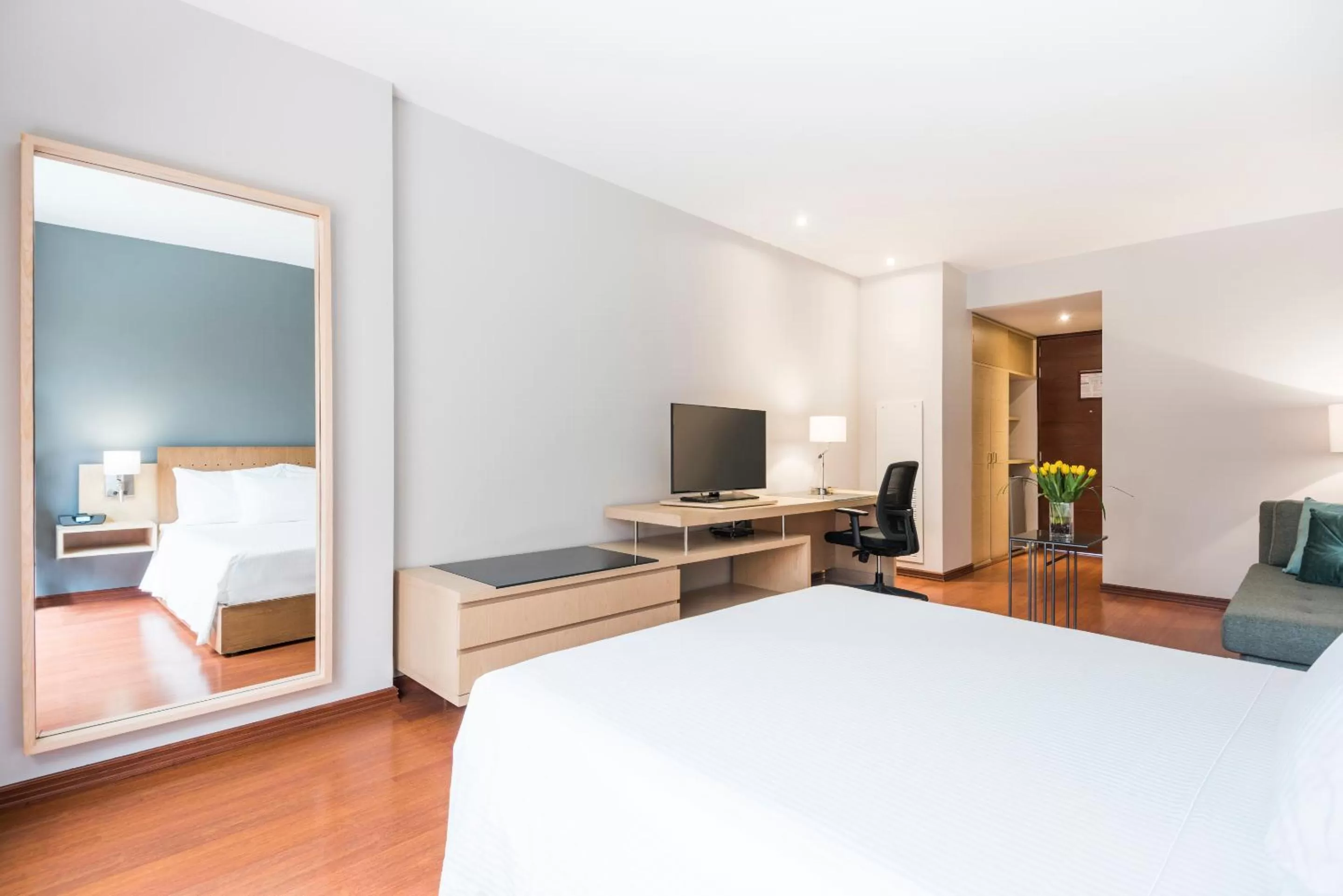 Bedroom, TV/Entertainment Center in Cosmos 100 Executive