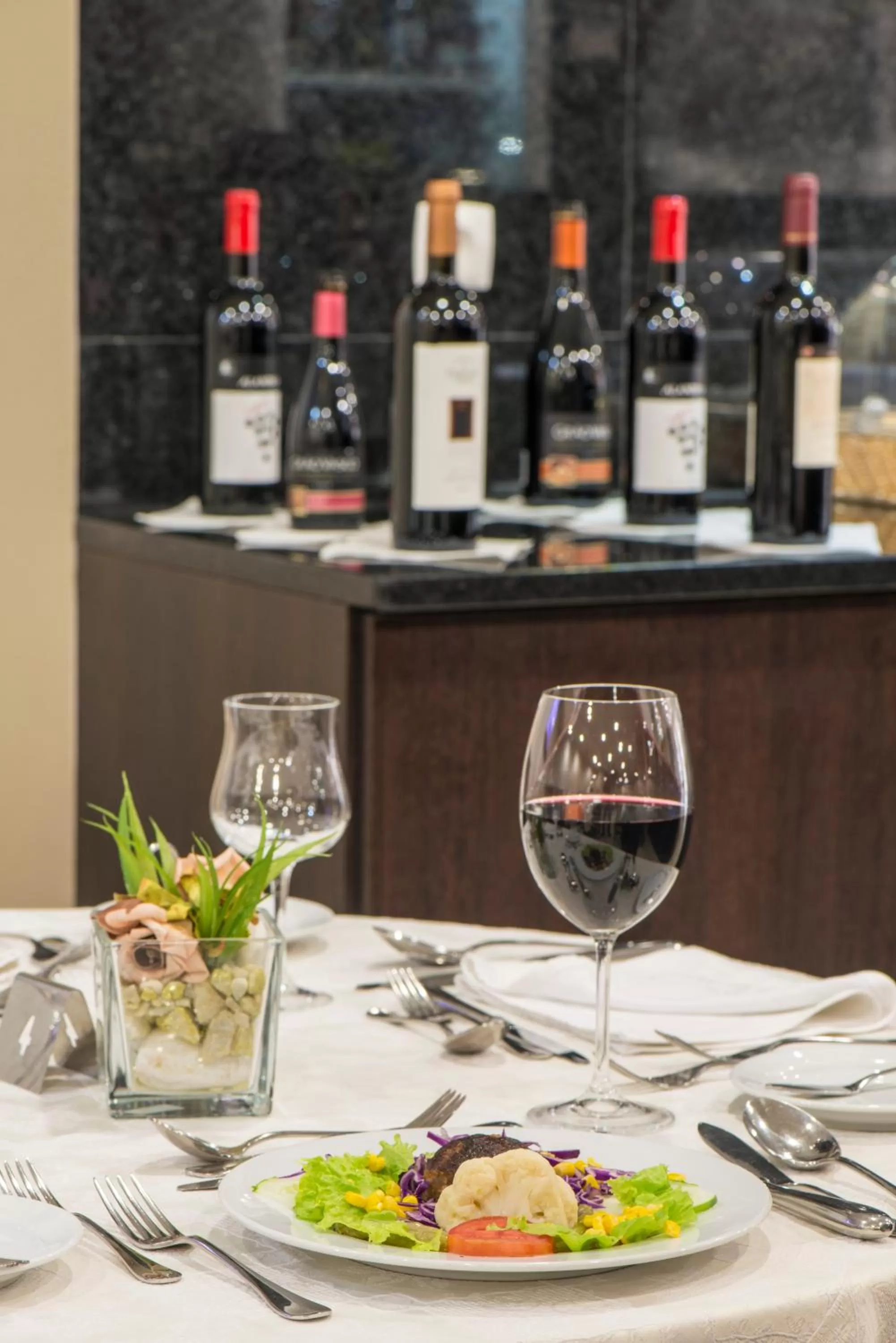 Restaurant/places to eat in RK Suite Hotel