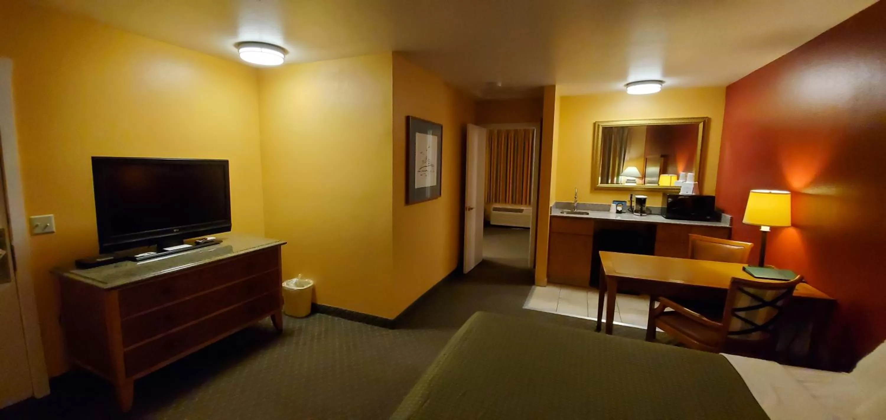 Living room in Olympic View Inn