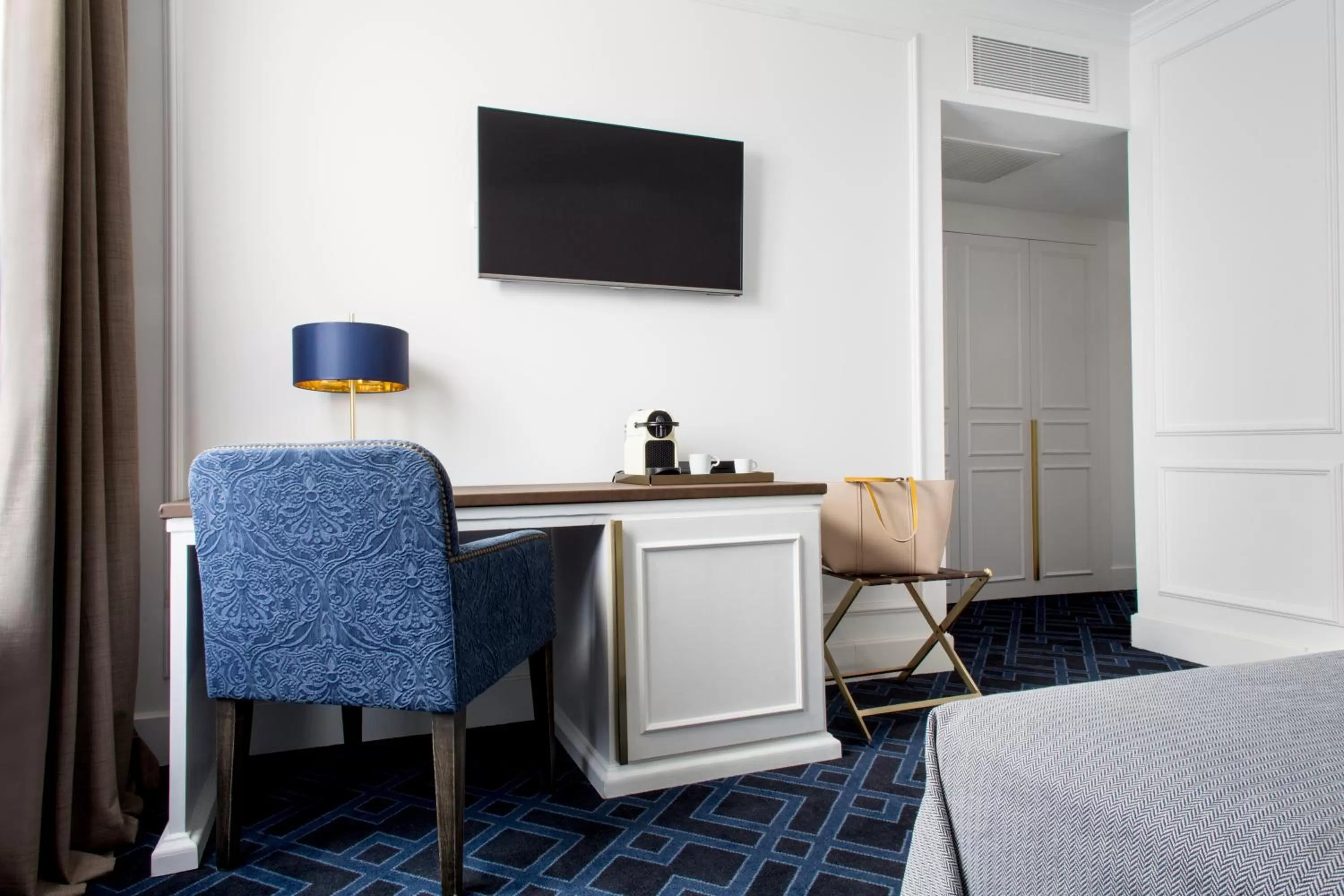 Bedroom, Bed in Hotel Midmost by Majestic Hotel Group