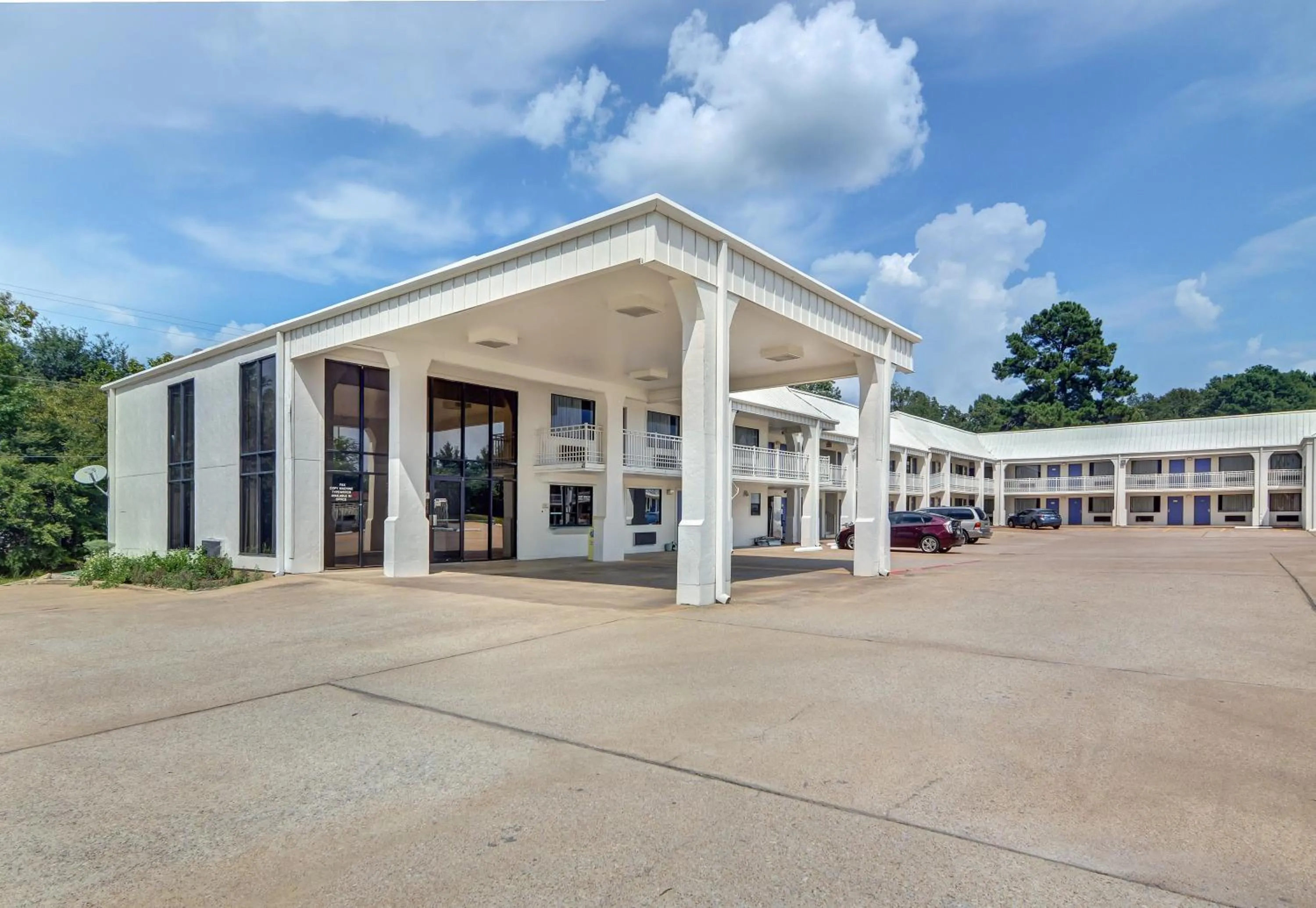 Property building in Motel 6-Lindale, TX